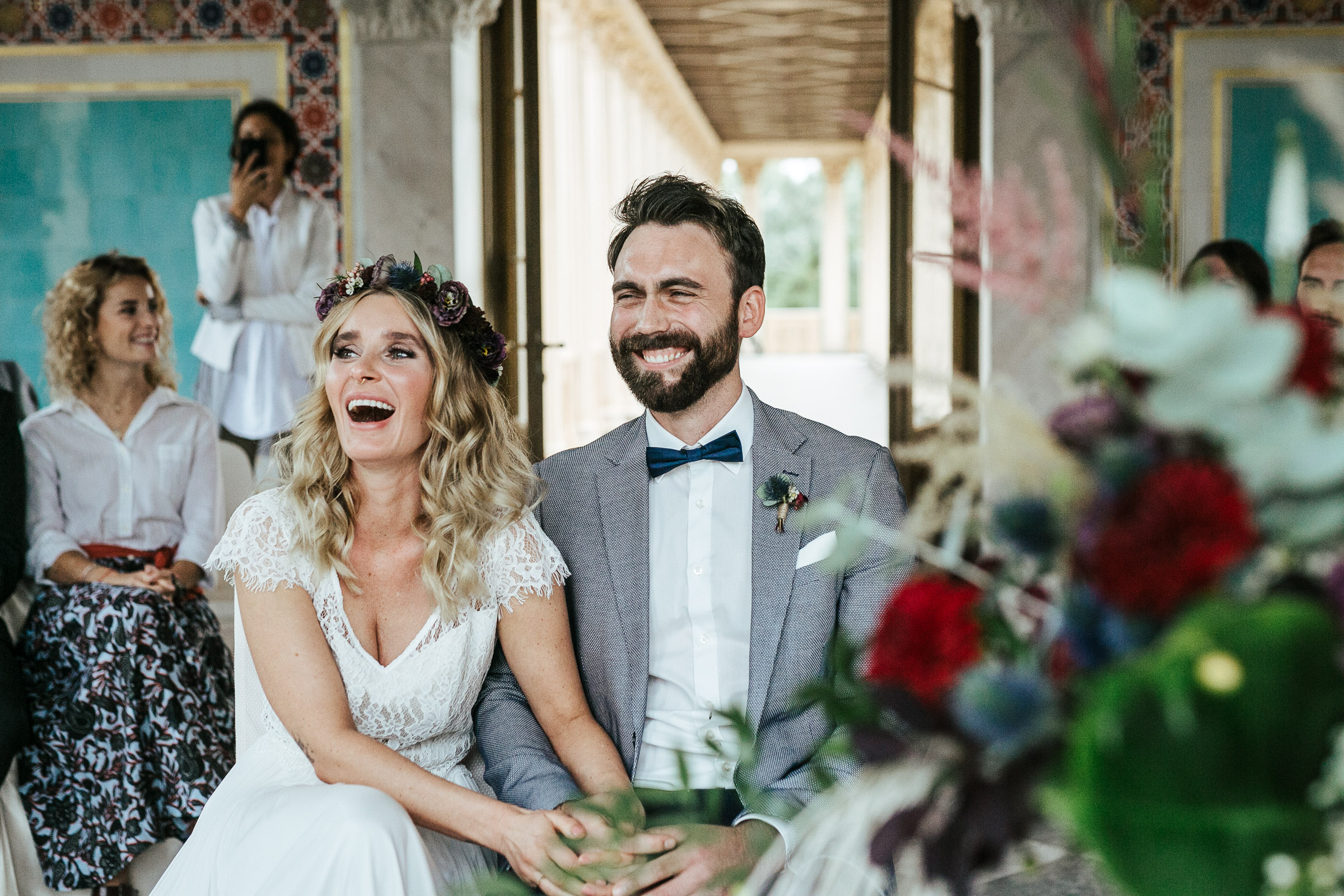 Septemberhochzeit: lachendes Brautpaar