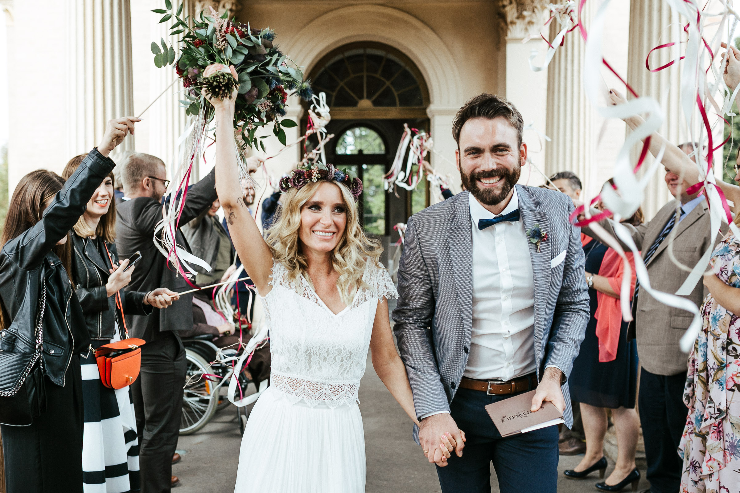 Septemberhochzeit: Brautpaar läuft durch das Spalier der Hochzeitsgäste