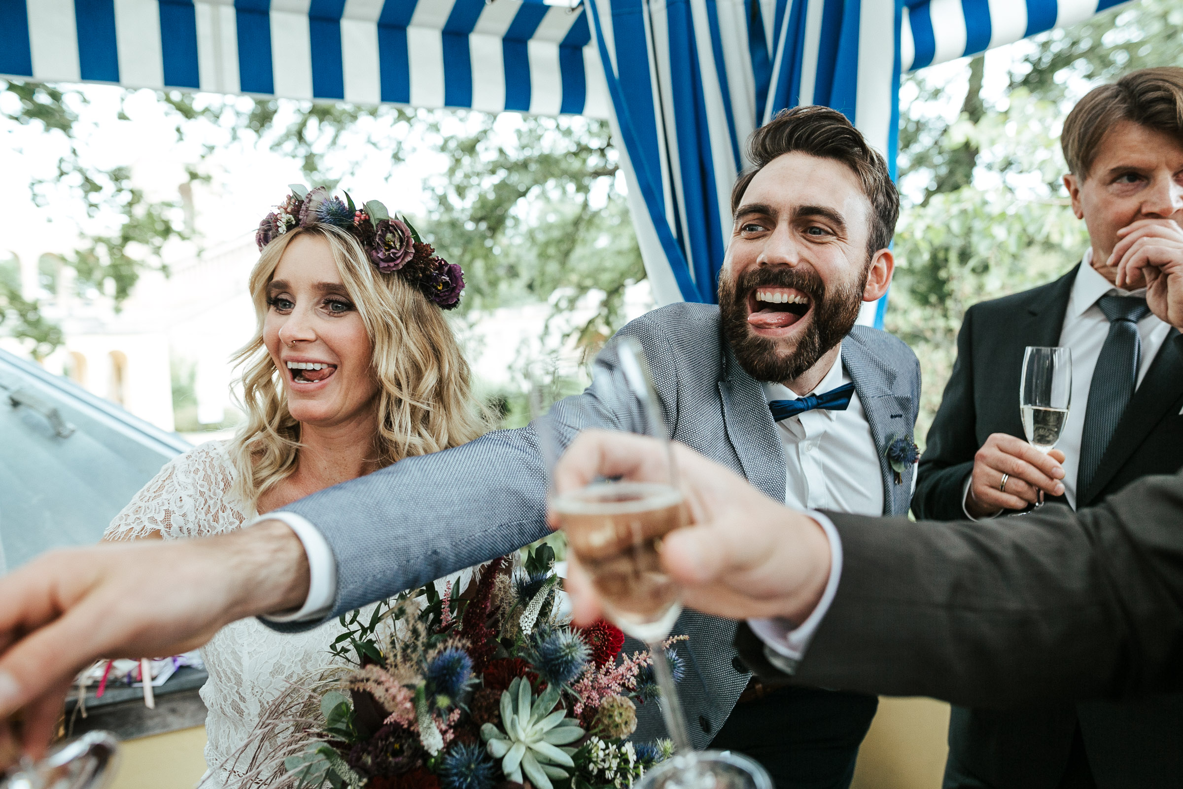 Septemberhochzeit: Brautpaar stößt mit Gästen an