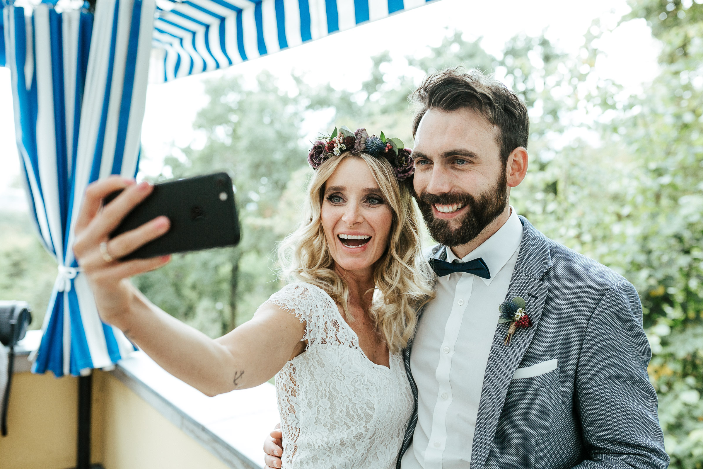 Septemberhochzeit: Brautpaar macht ein Selfie
