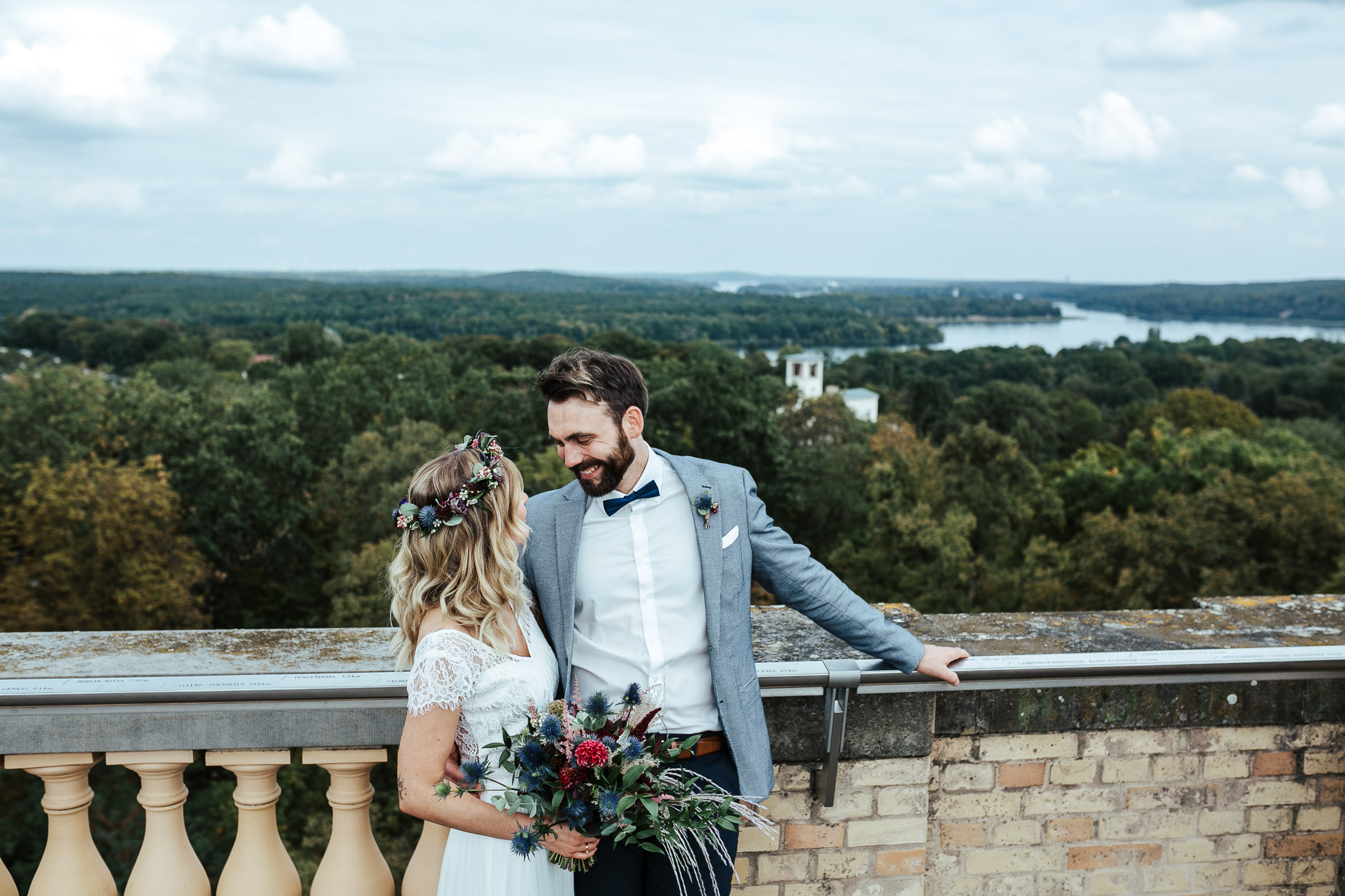 Septemberhochzeit: Brautpaar auf dem Turm des Schlosses
