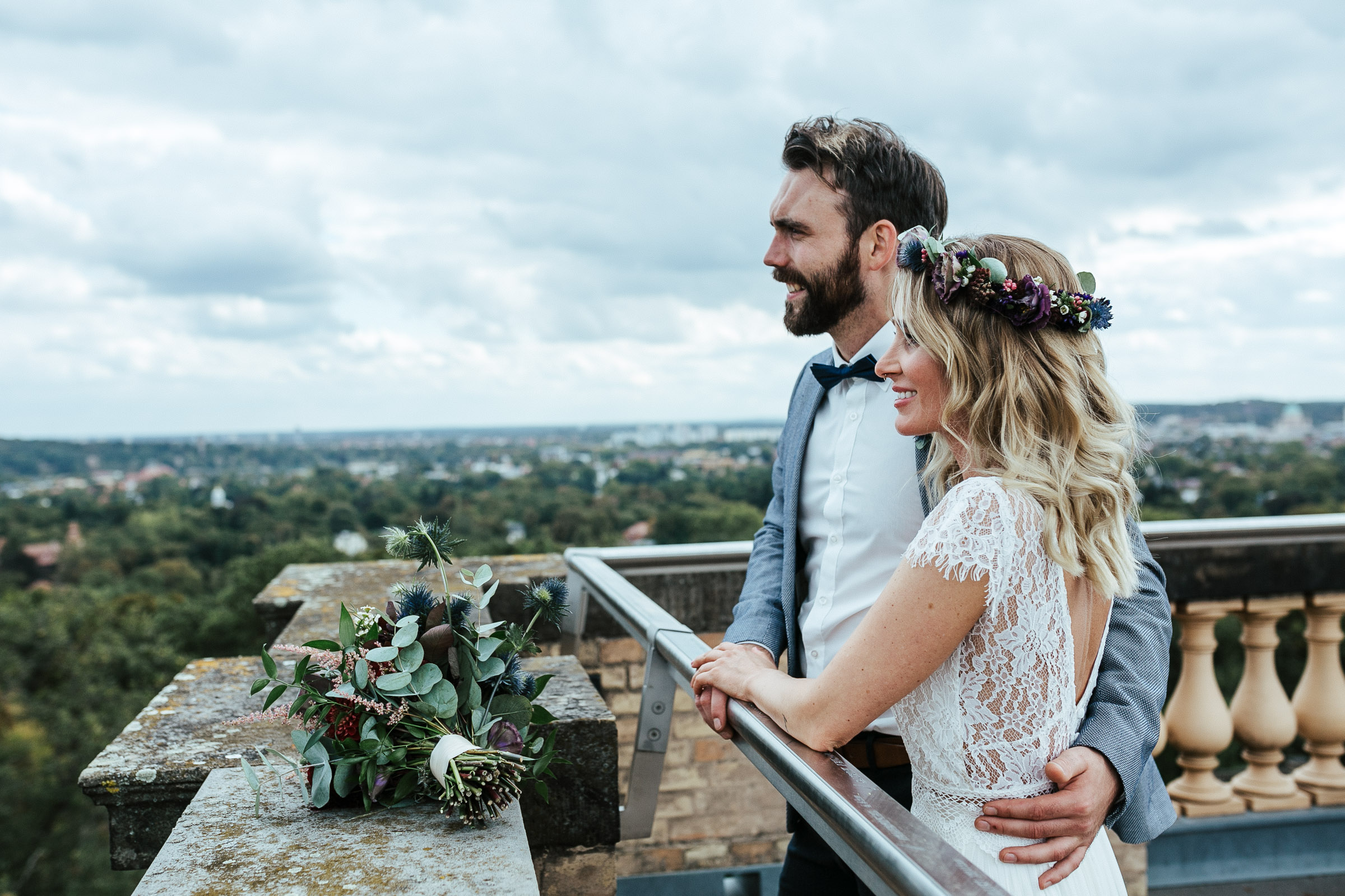 Septemberhochzeit: Brautpaar genießt die Aussicht über Potsdam und Berlin