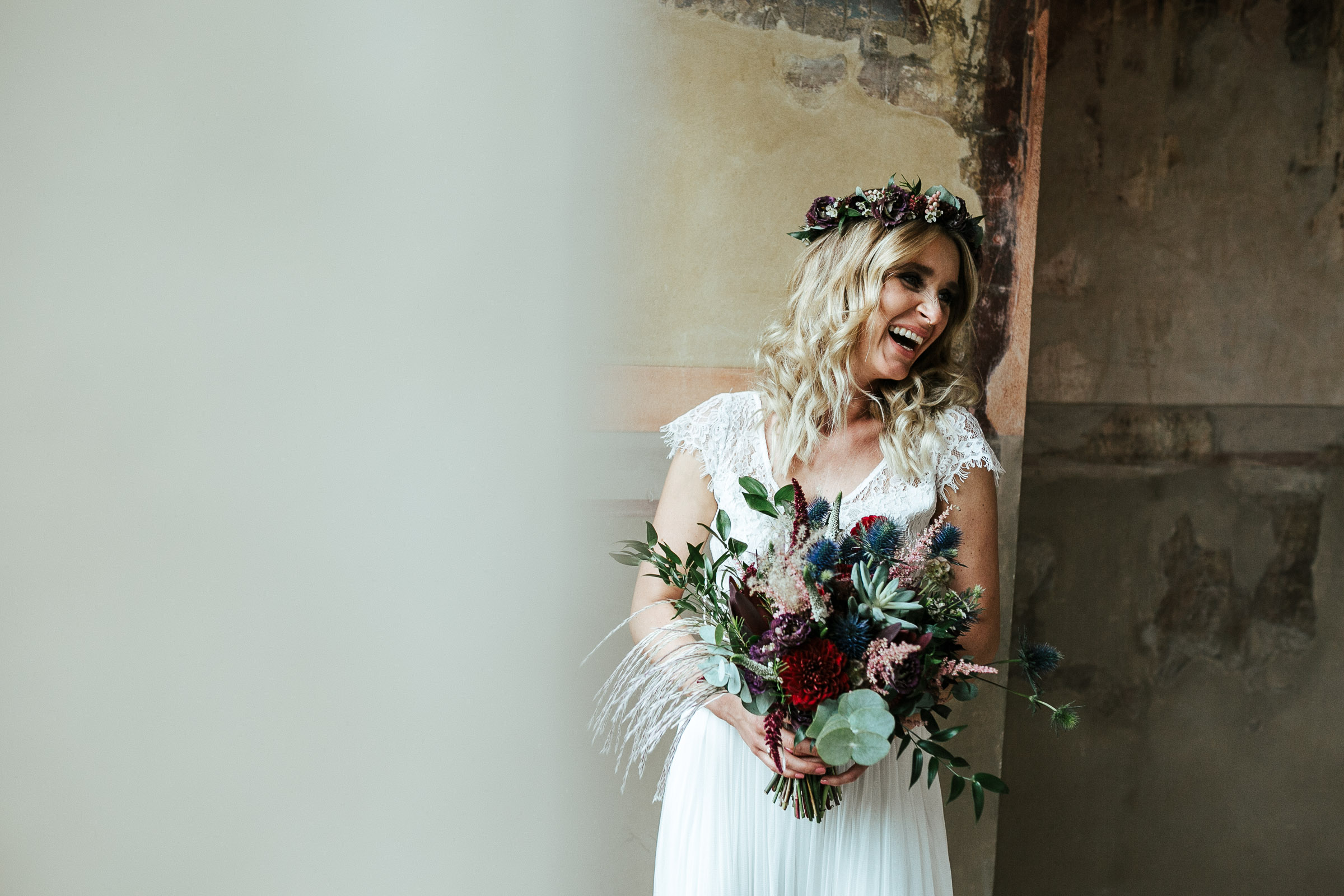 Septemberhochzeit: lachende Braut