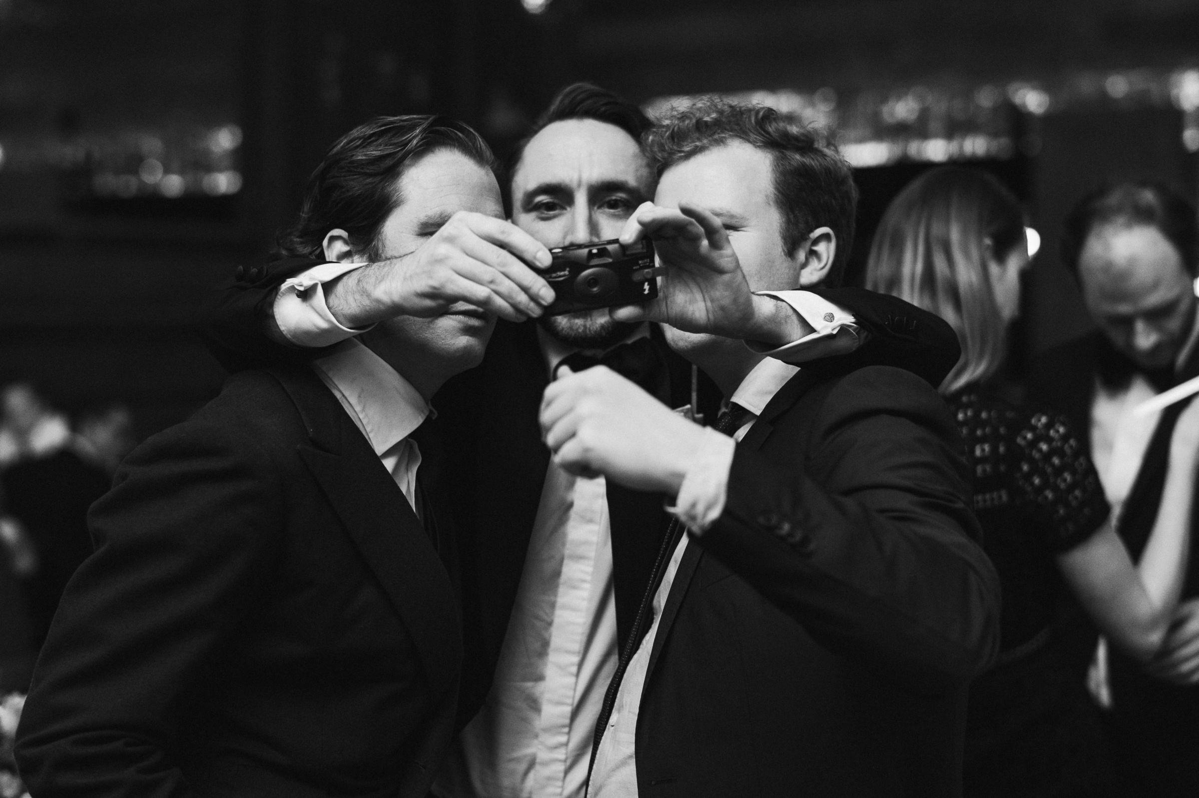 Winterhochzeit: drei Hochzeitsgäste mit Fotoapparat