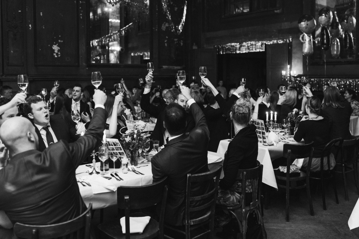 Winterhochzeit: Hochzeitsgesellschaft prostet sich zu