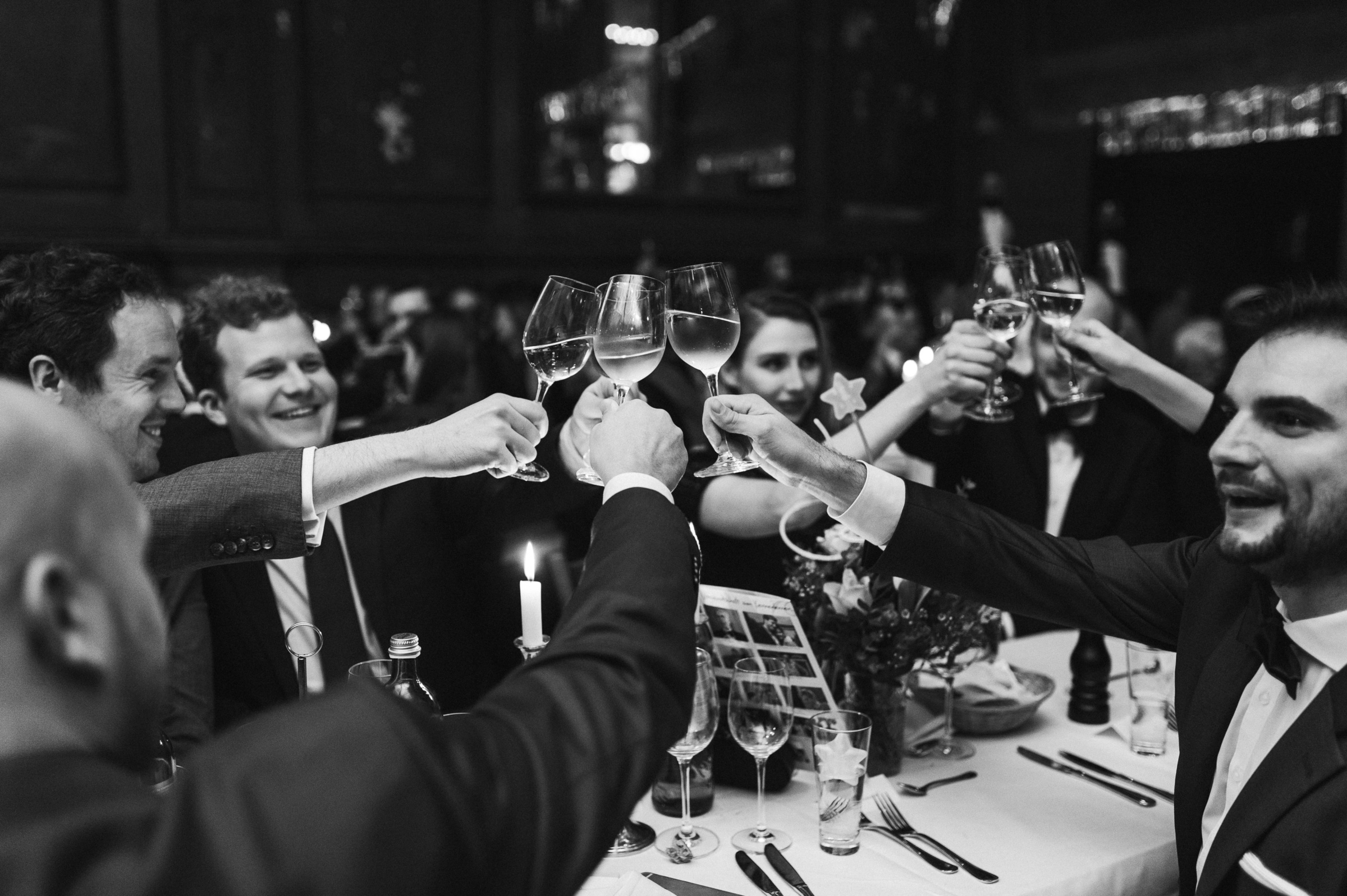 Winterhochzeit: Hochzeitsgäste prosten sich zu