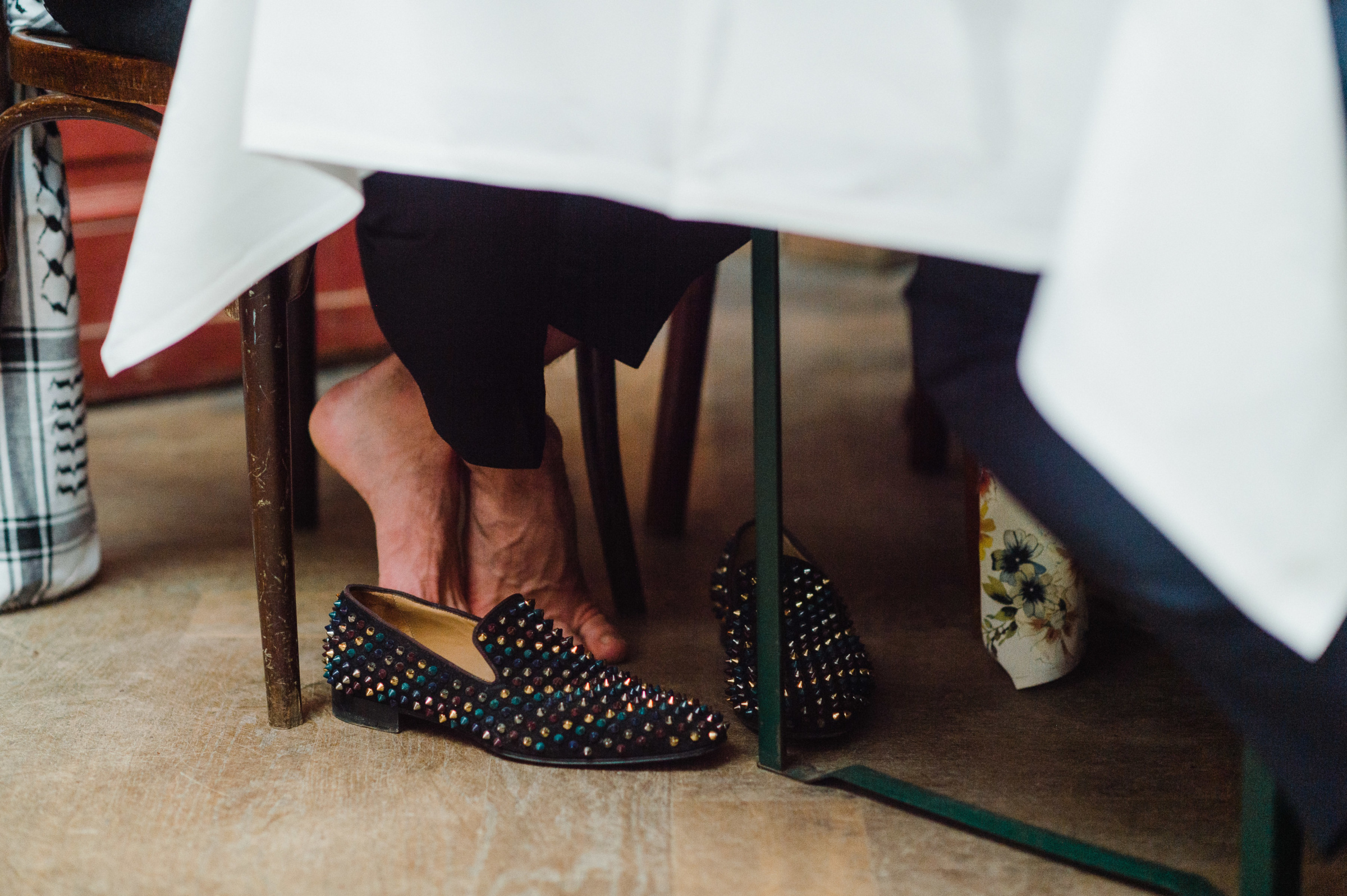 Winterhochzeit: Hochzeitsgast hat die Schuhe unterm Tisch ausgezogen