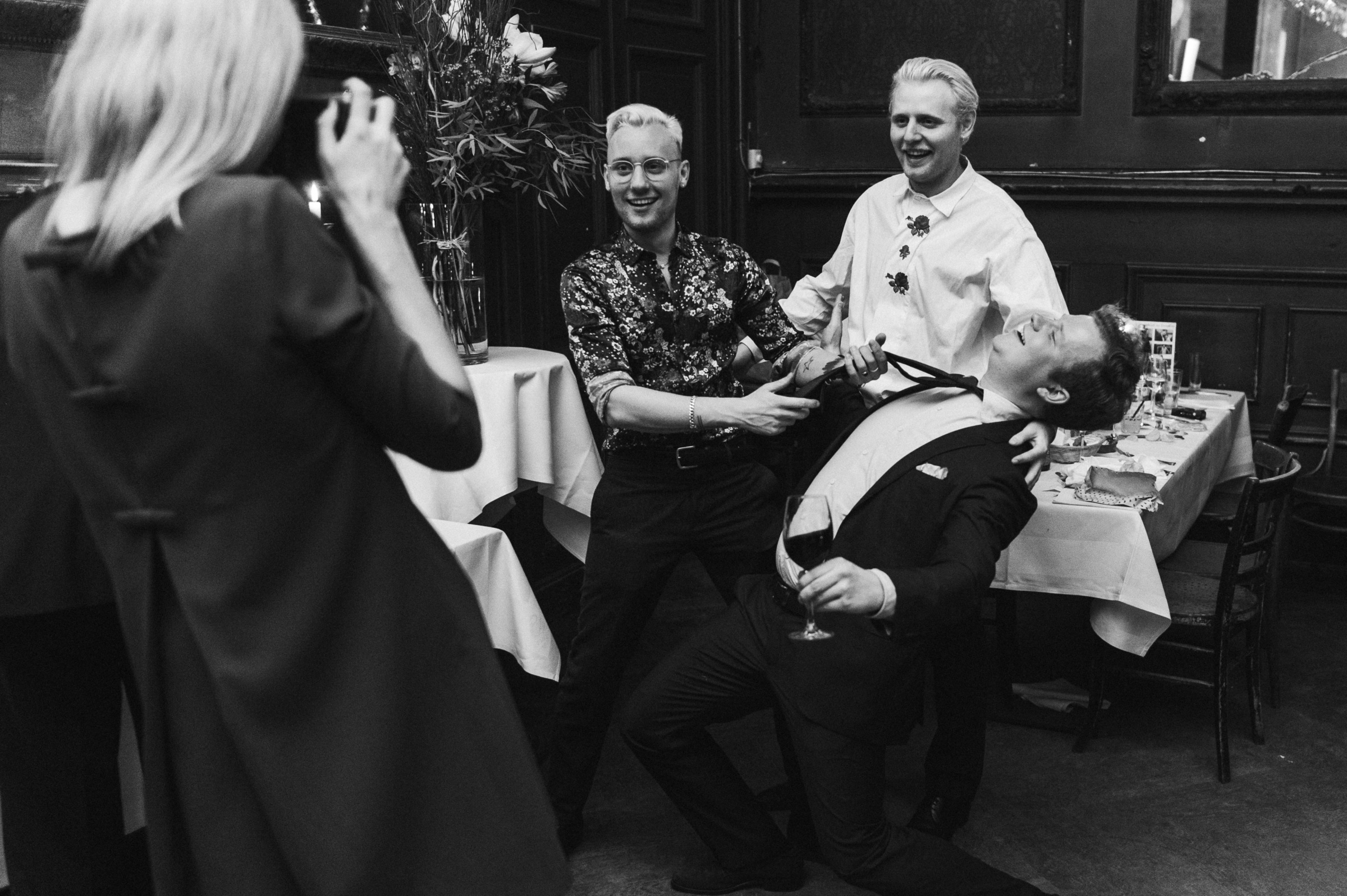 Winterhochzeit: Gäste machen witzige Posen für die Instax-Kamera