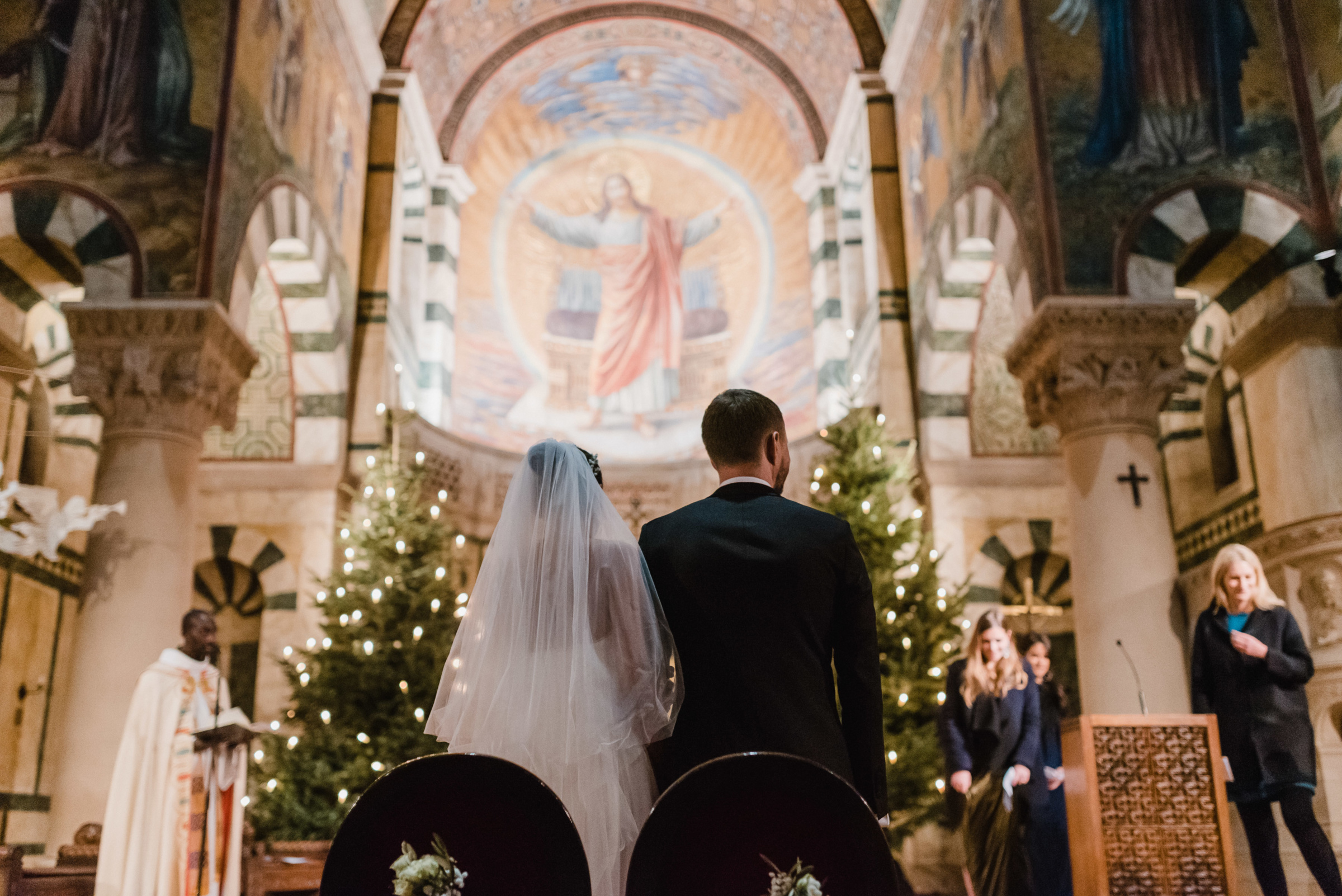 Winterhochzeit: Brautpaar am Altar Hand in Hand