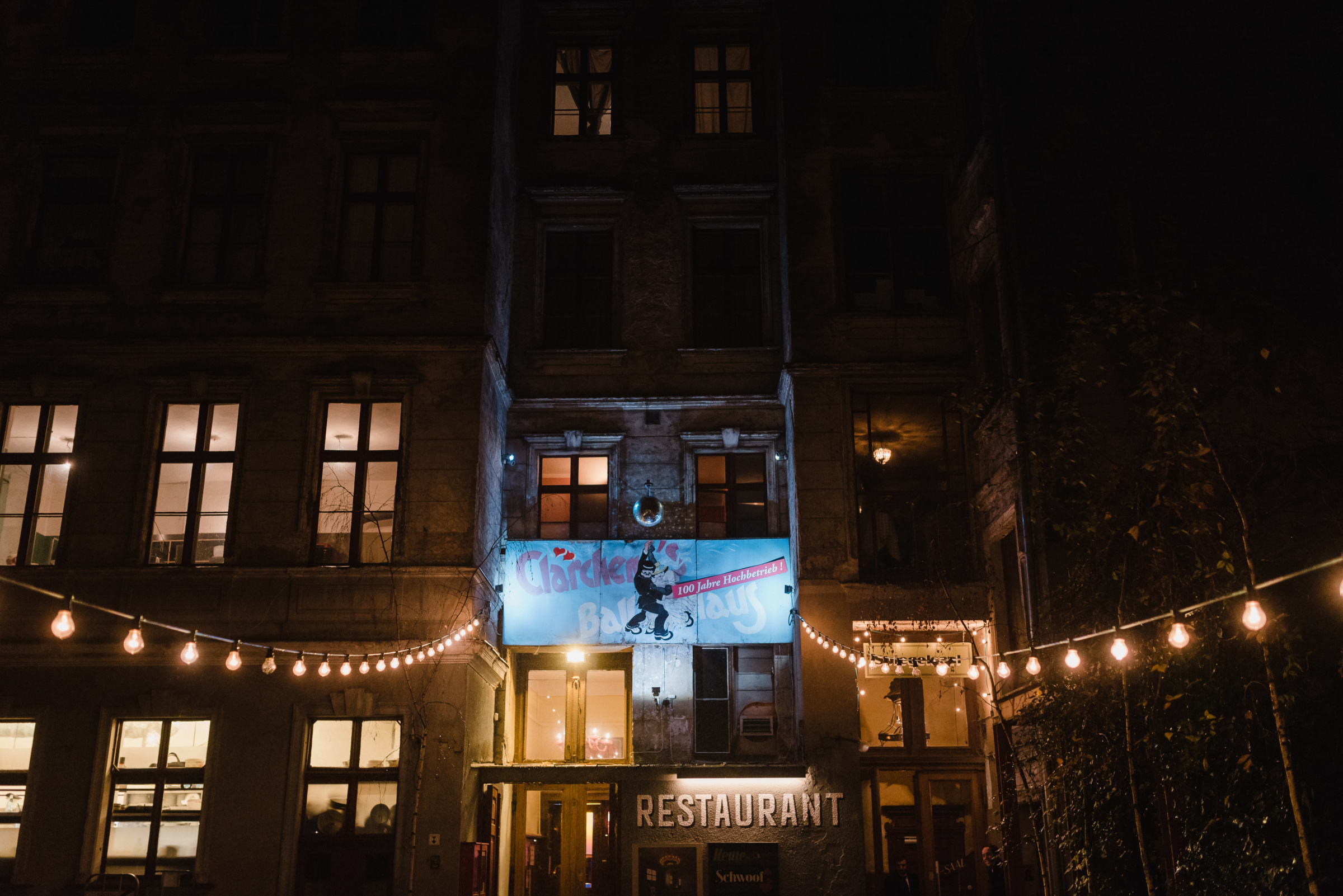 Winterhochzeit: Eingang von Clärchens Ballhaus