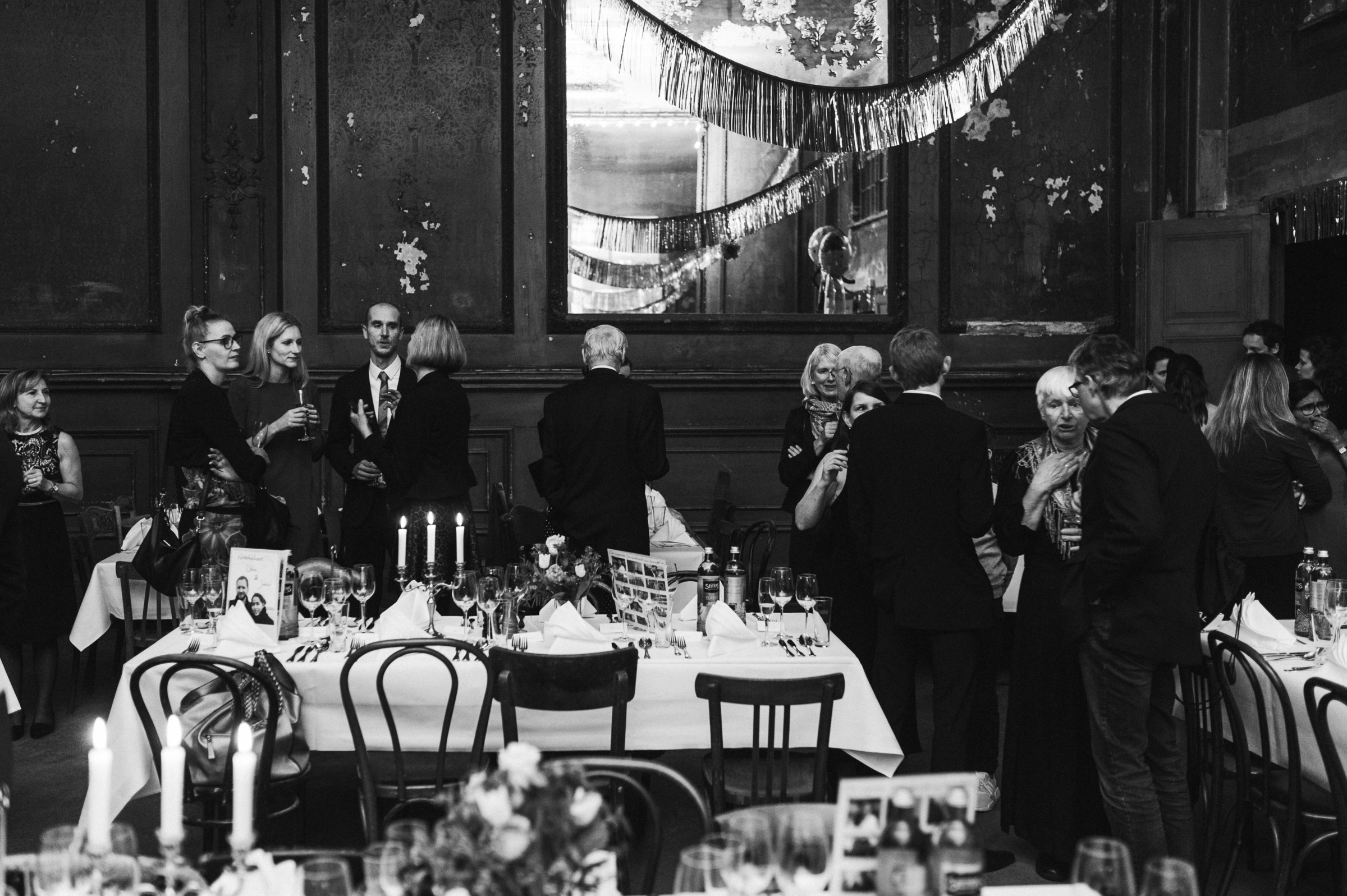 Winterhochzeit: Gäste vor den alten Spiegeln im Spiegelsaal