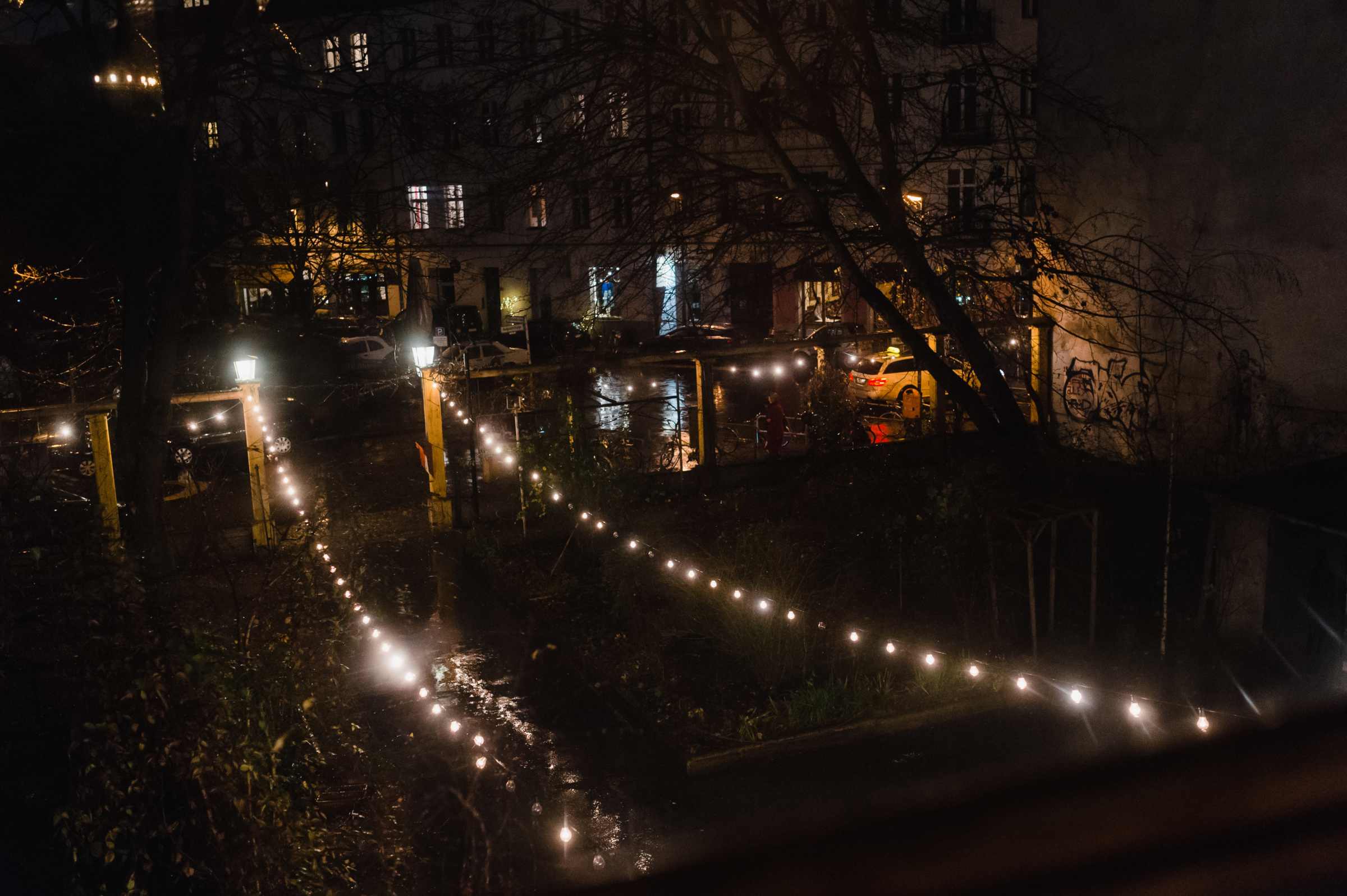 Winterhochzeit: Lichterkette vor Clärchens Ballhaus