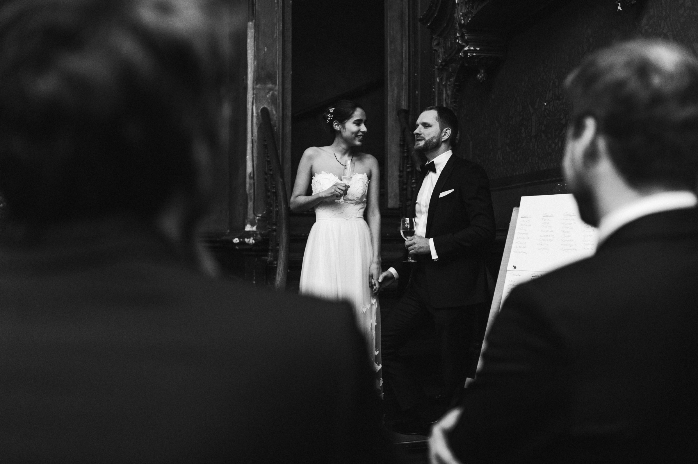 Winterhochzeit: Brautpaar hält eine Rede