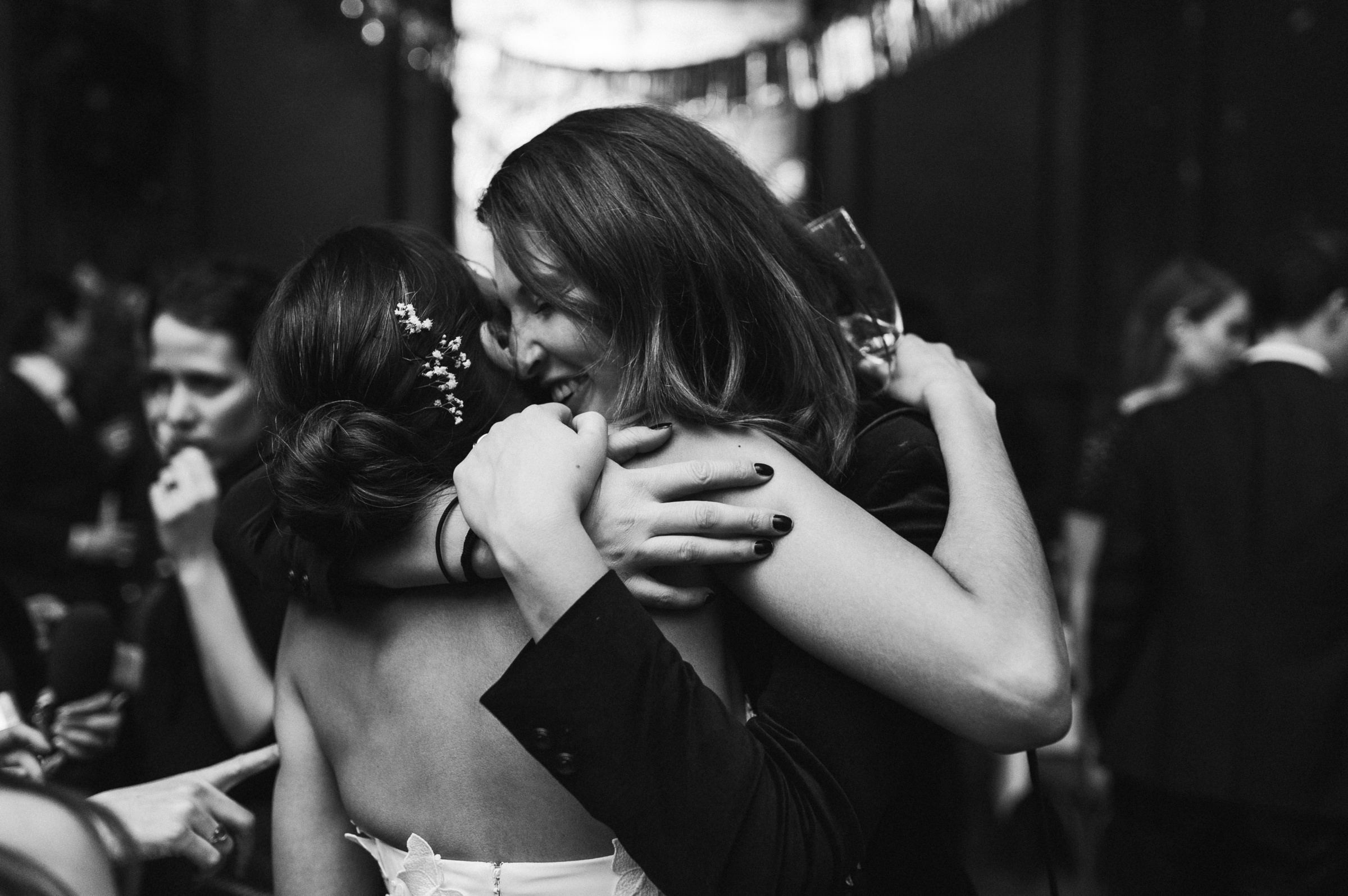 Winterhochzeit: Braut wird von Hochzeitsgast umarmt