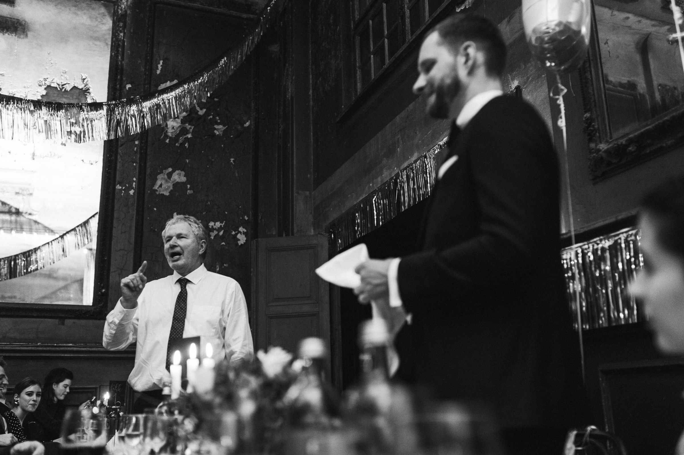 Winterhochzeit: Bräutigam hält eine Rede