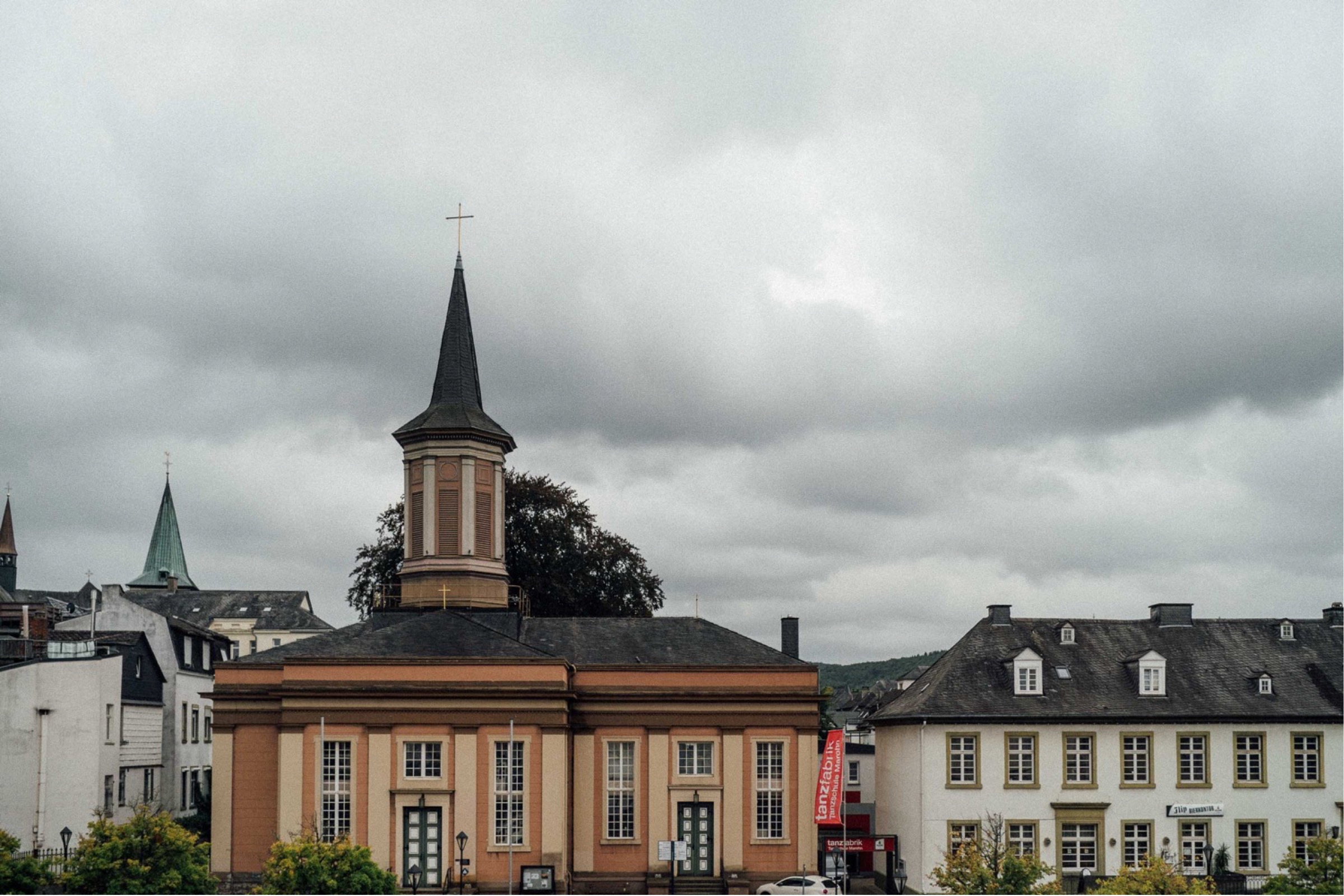 Herbsthochzeit: sauerländische Stadtkulisse mit dicken Regenwolken im Hintergund