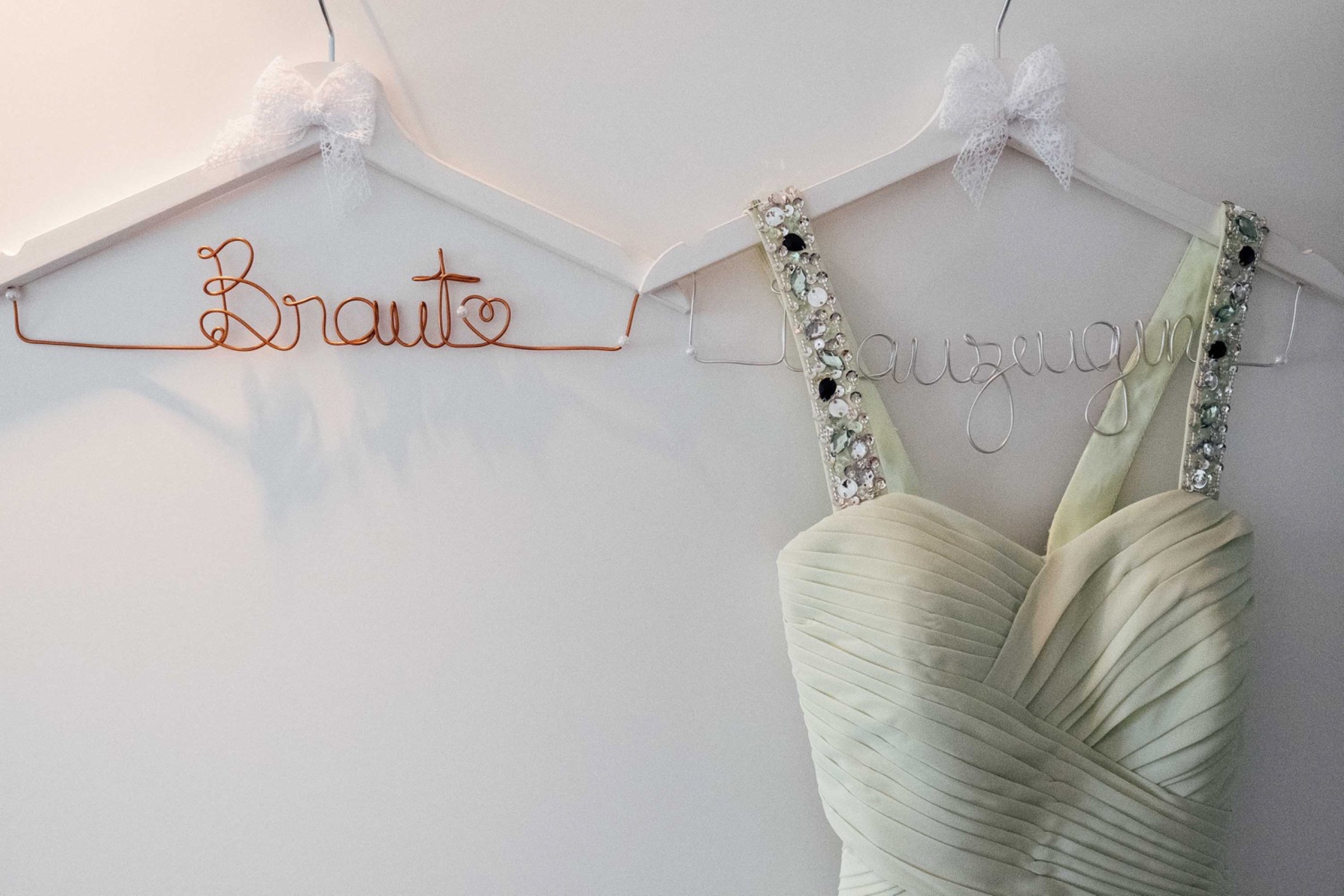 Hochzeit in Bremen: zwei Kleiderbügel mit Beschriftung Braut und Trauzeugin