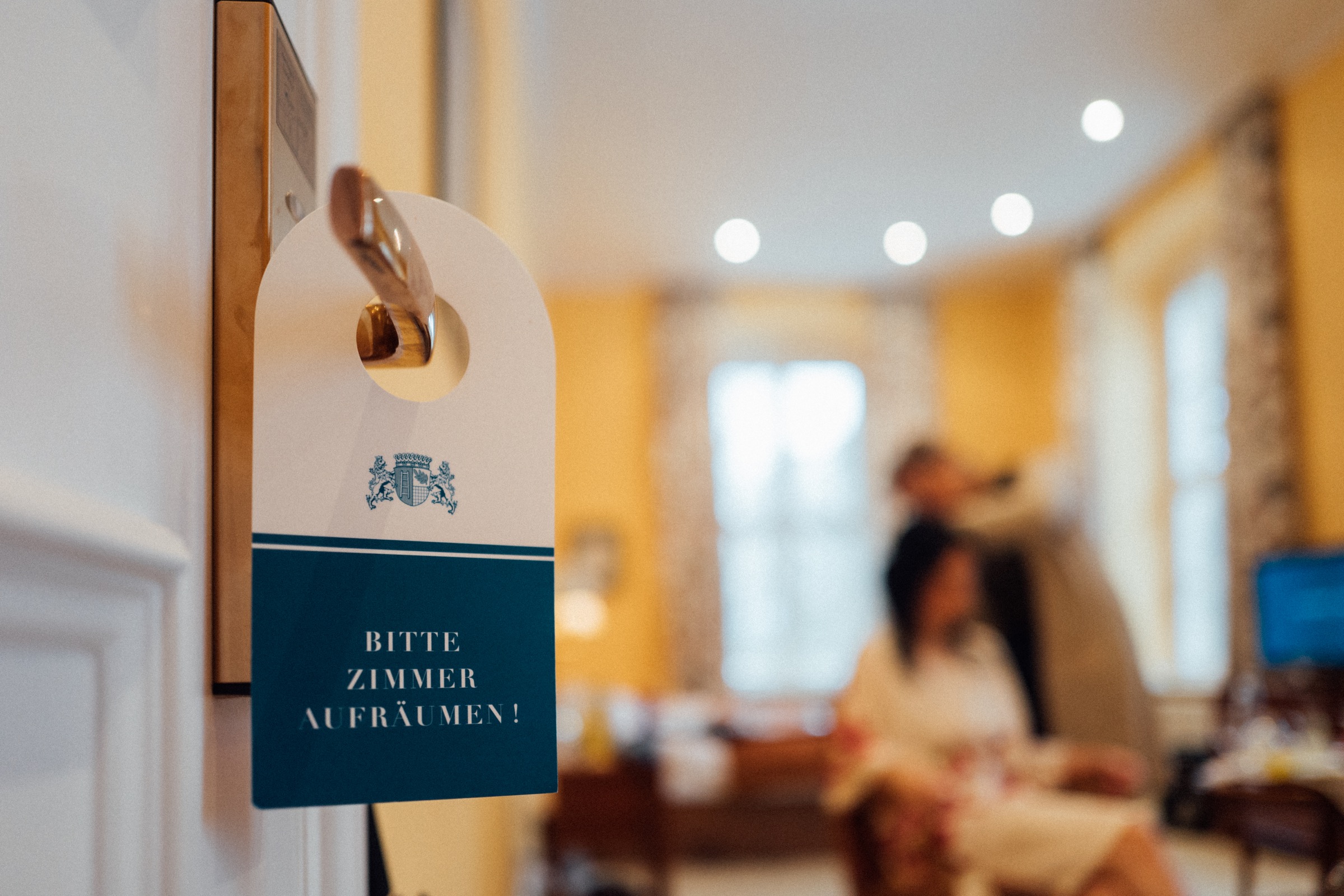 Schild an Hotelzimmertür: Bitte Zimmer aufräumen
