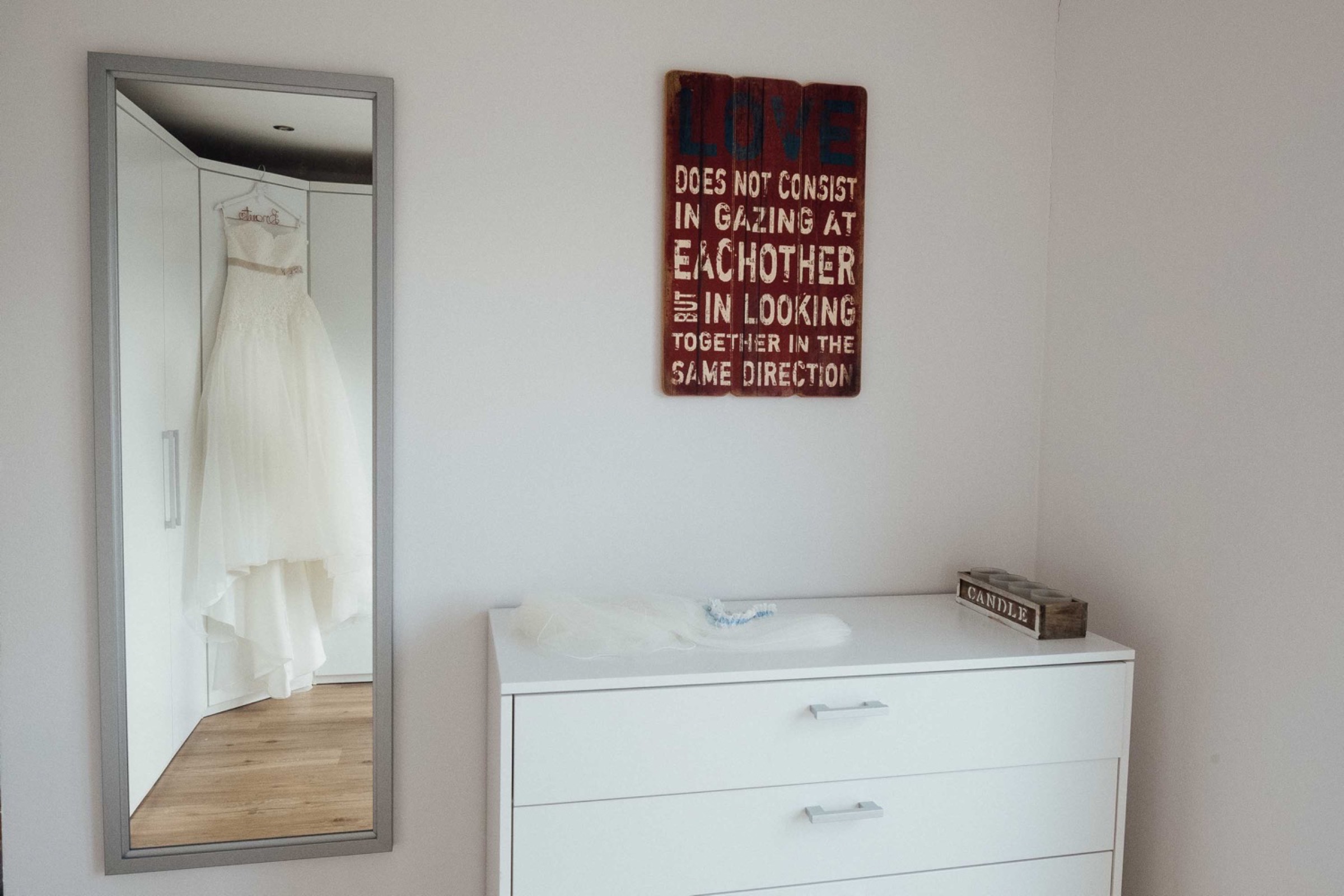 Hochzeit in Bremen: Brautkleid hängt am Schrank auf dem Bügel bereit