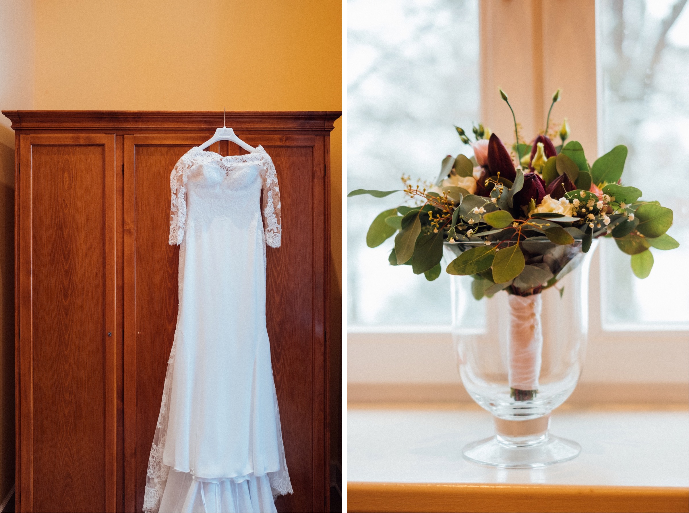 Hochzeitskleid hängt auf Bügel am Schrank, Brautstrauß in Vase