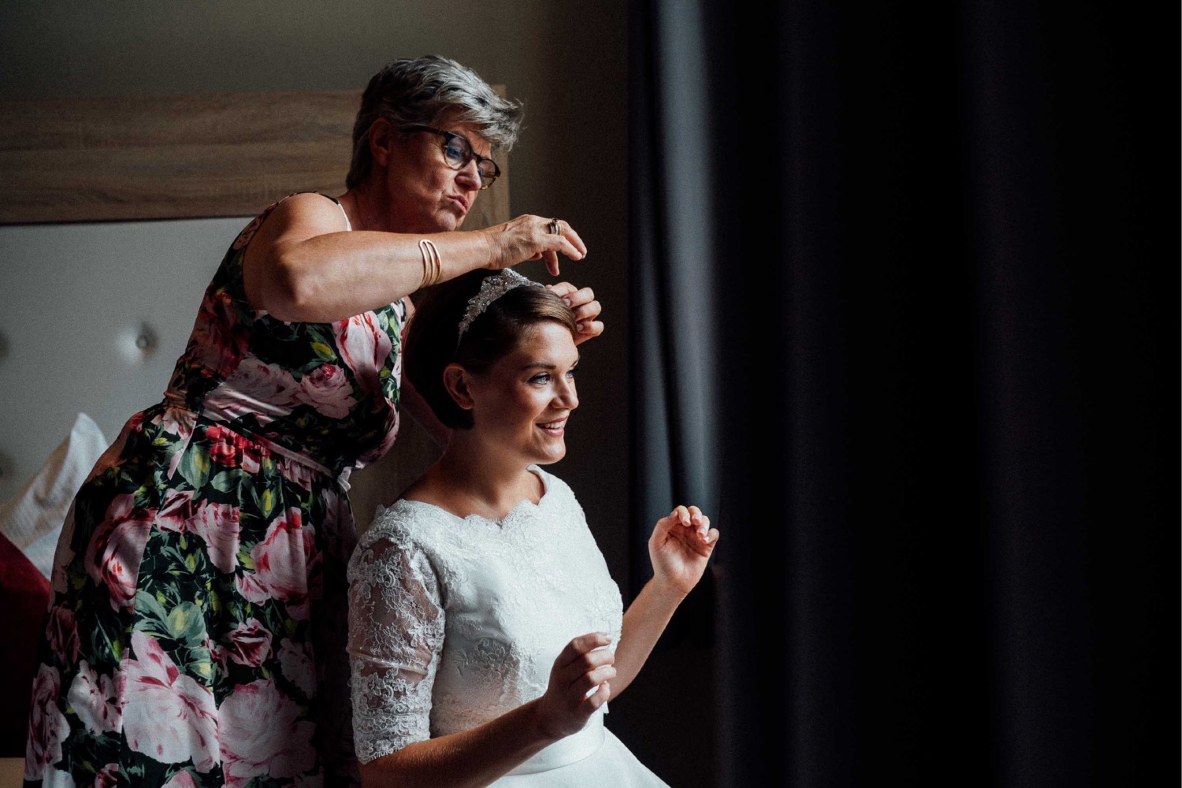 Herbsthochzeit: die Brautmutter macht die Haare der Braut