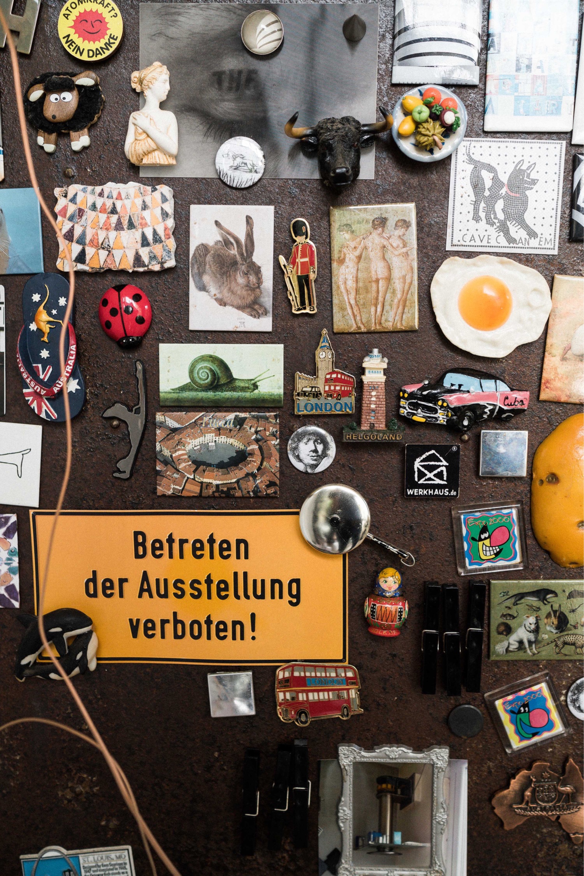Hochzeit in Paderborn: gesammelte Erinnerungen an der Wand in Form von Magneten und Postkarten
