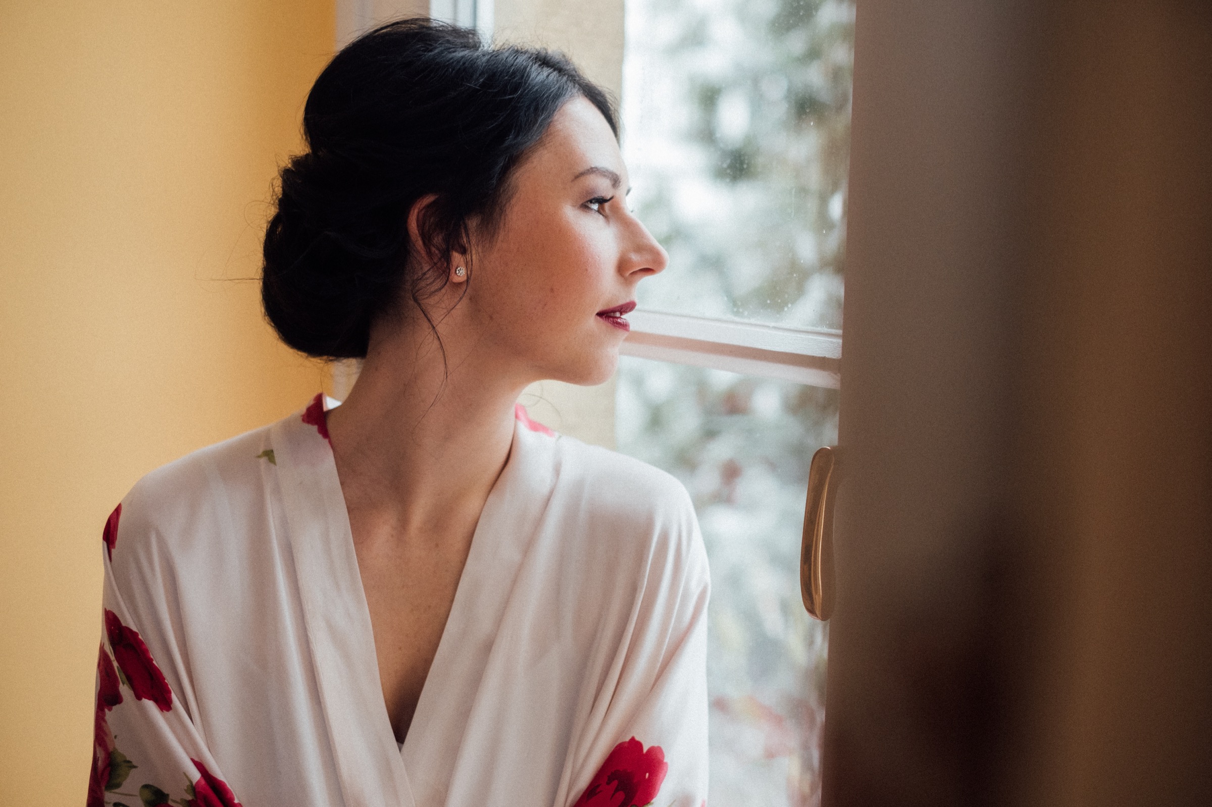 Winterhochzeit: Braut schaut aus dem Fenster