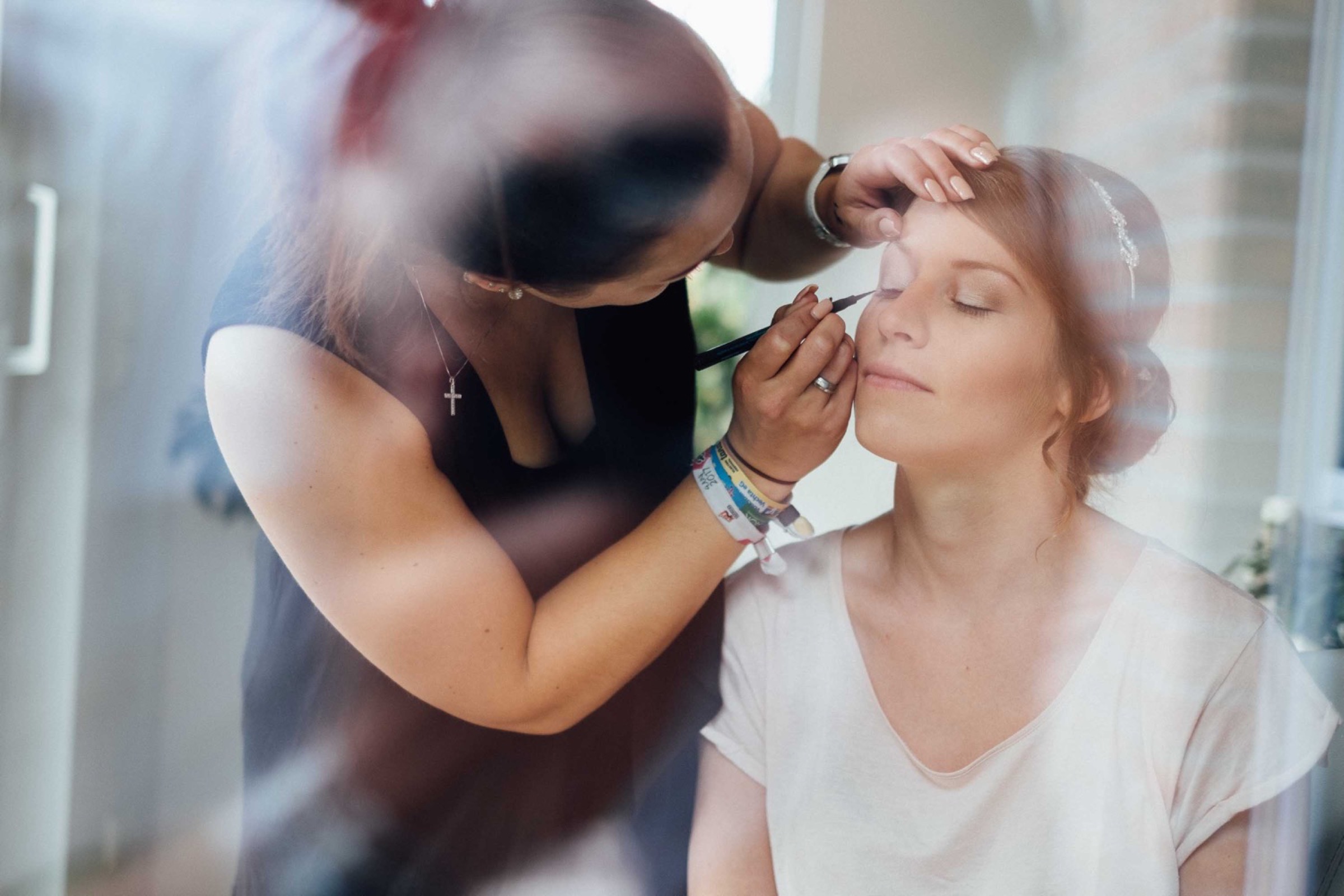 Hochzeit in Bremen: die Braut wird geschminkt