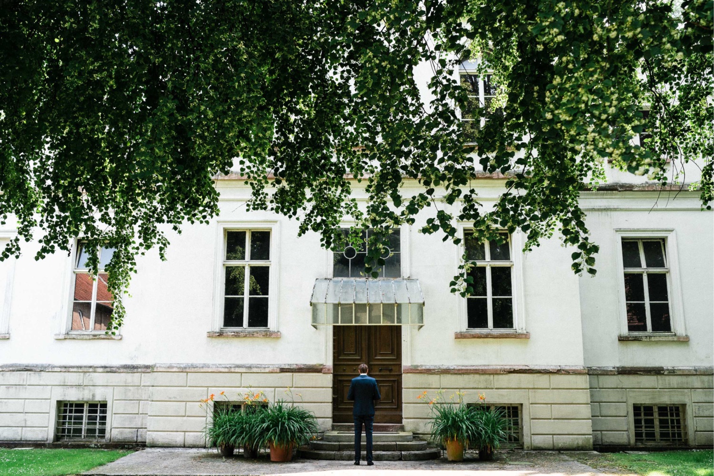 Hochzeit in Paderborn: Bräutigam wartet vor altem Gutshaus