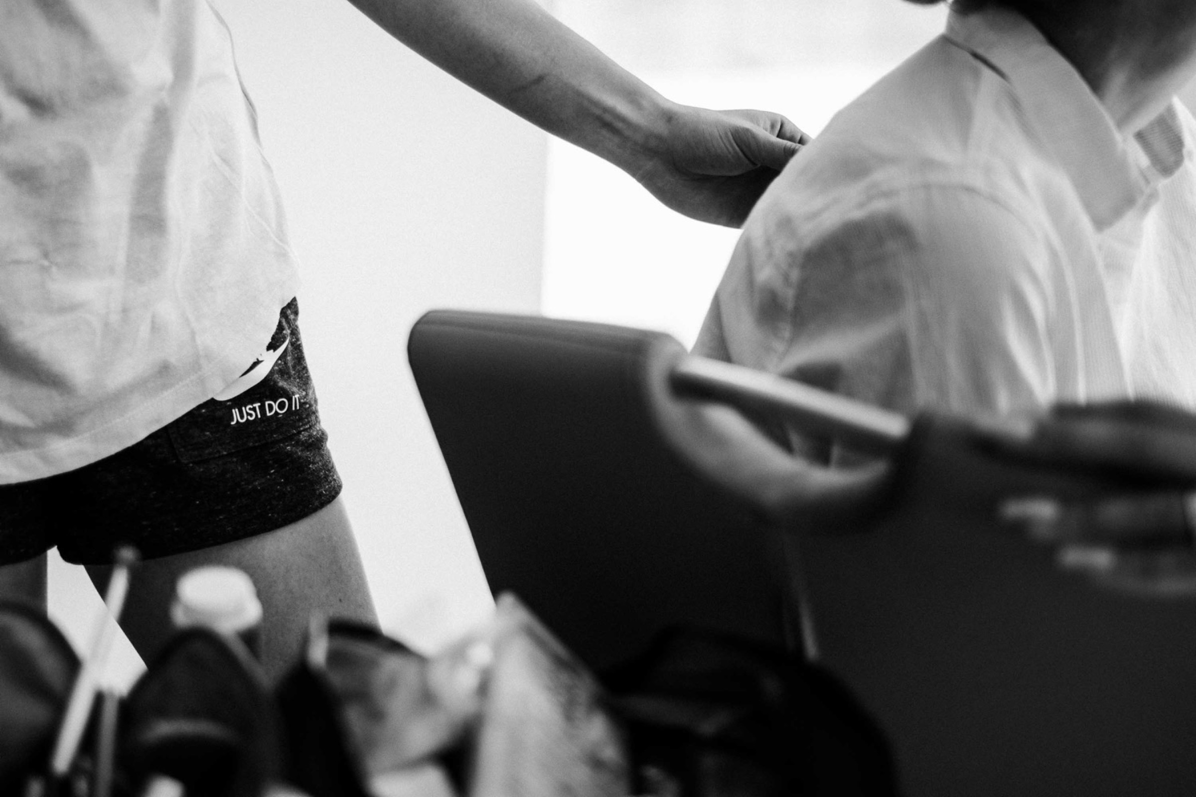 Hochzeit in Bremen: Nahaufnahme einer Nike-Hose mit der Aufschrift Just do it