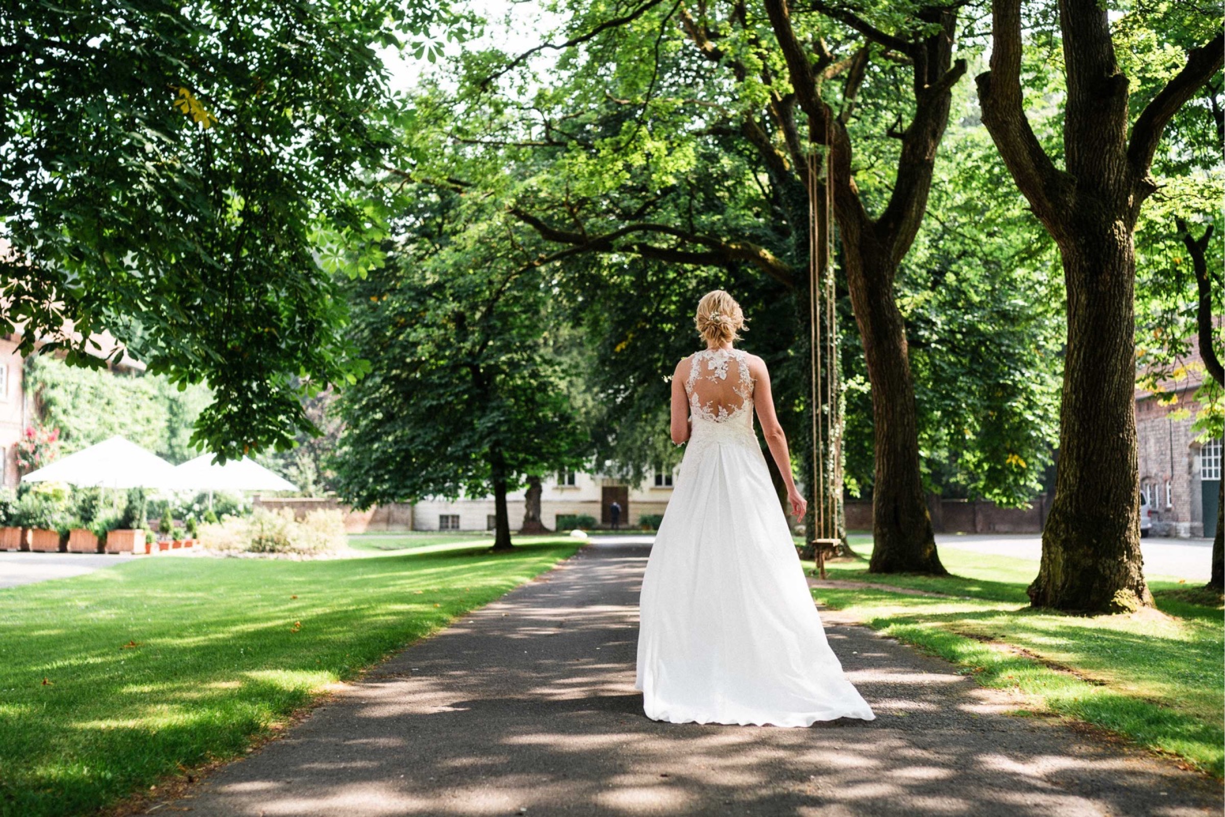 Hochzeit in Paderborn: Braut läuft auf den Bräutigam zu