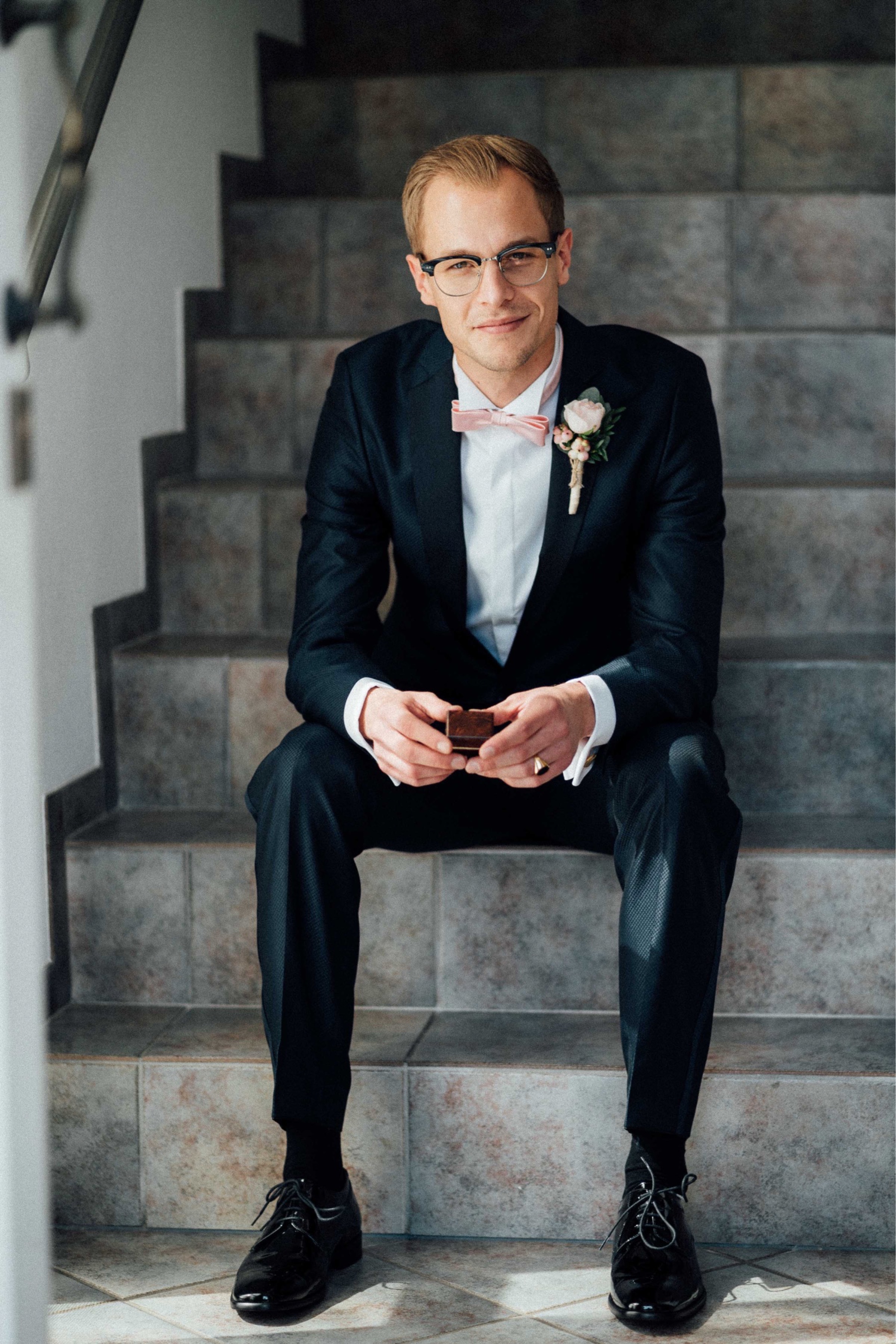Herbsthochzeit: Portrait des Bräutigams, in der Hand die Schatulle mit den Hochzeitsringen