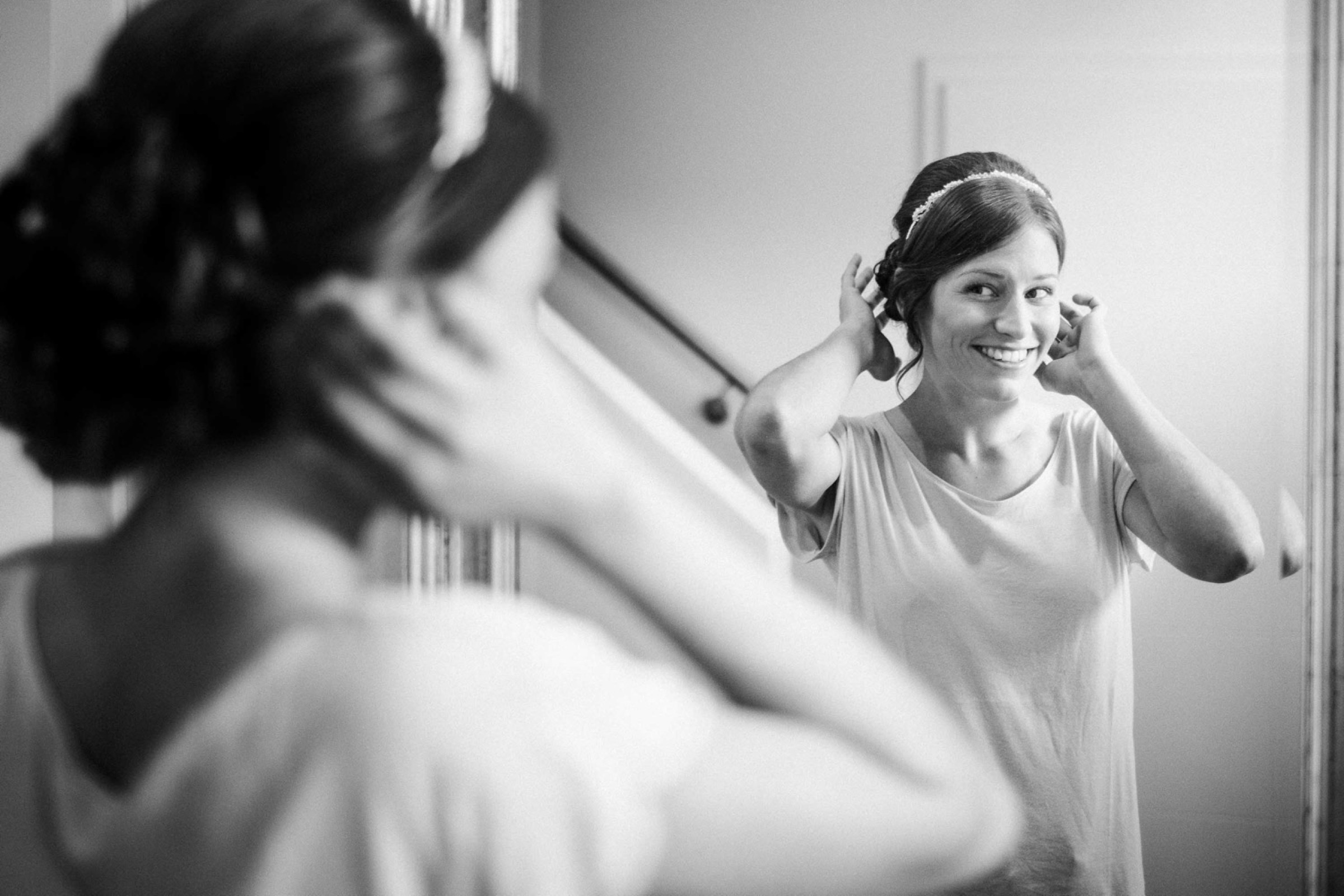 Hochzeit in Bremen: Braut betrachtet zufrieden ihre Frisur im Spiegel