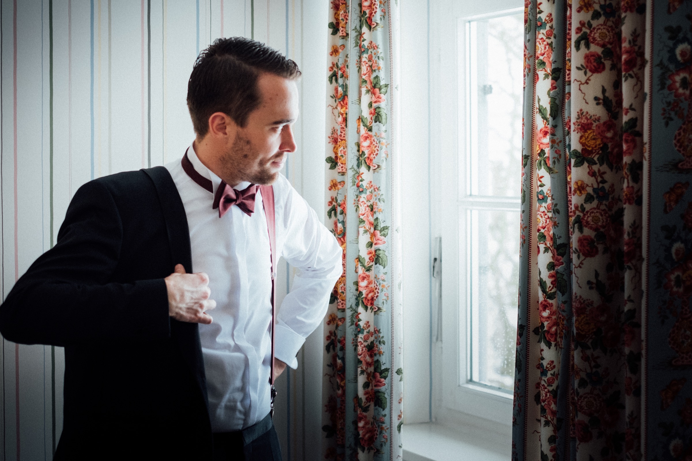 Winterhochzeit: Bräutigam zieht sich das Jacket an