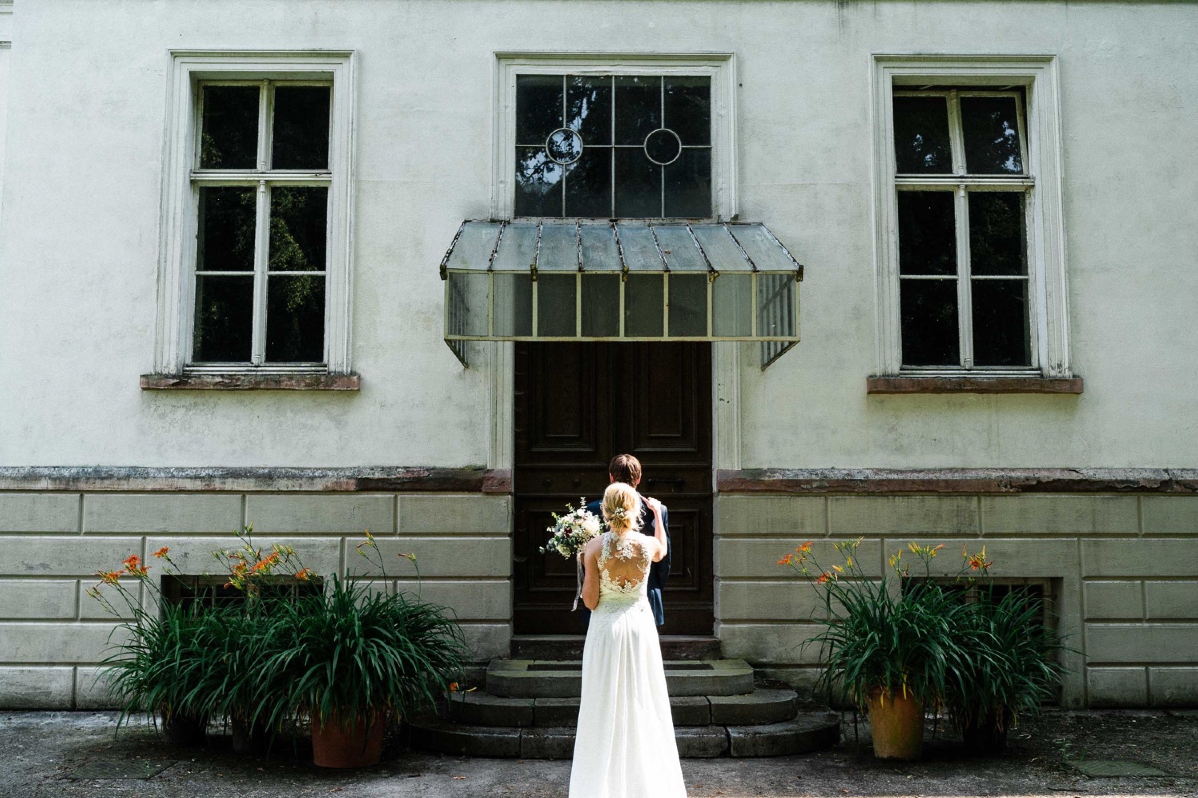 Hochzeit in Paderborn: Braut legt Bräutigam Hand auf die Schulter