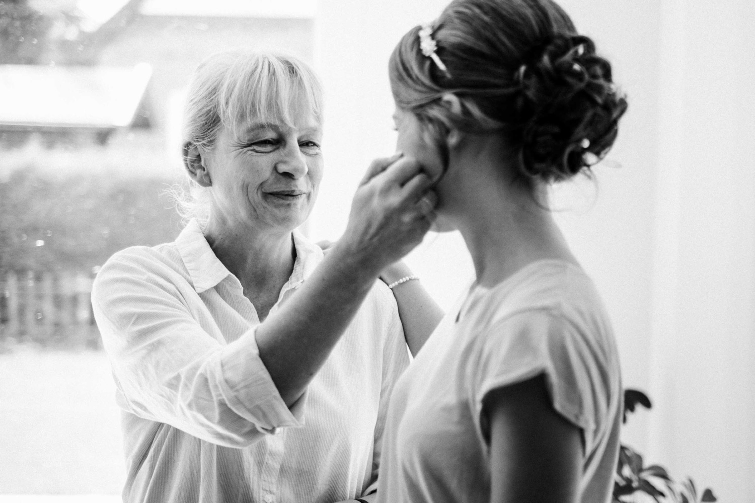 Hochzeit in Bremen: die Mutter der Braut streicht ihr über die Wange