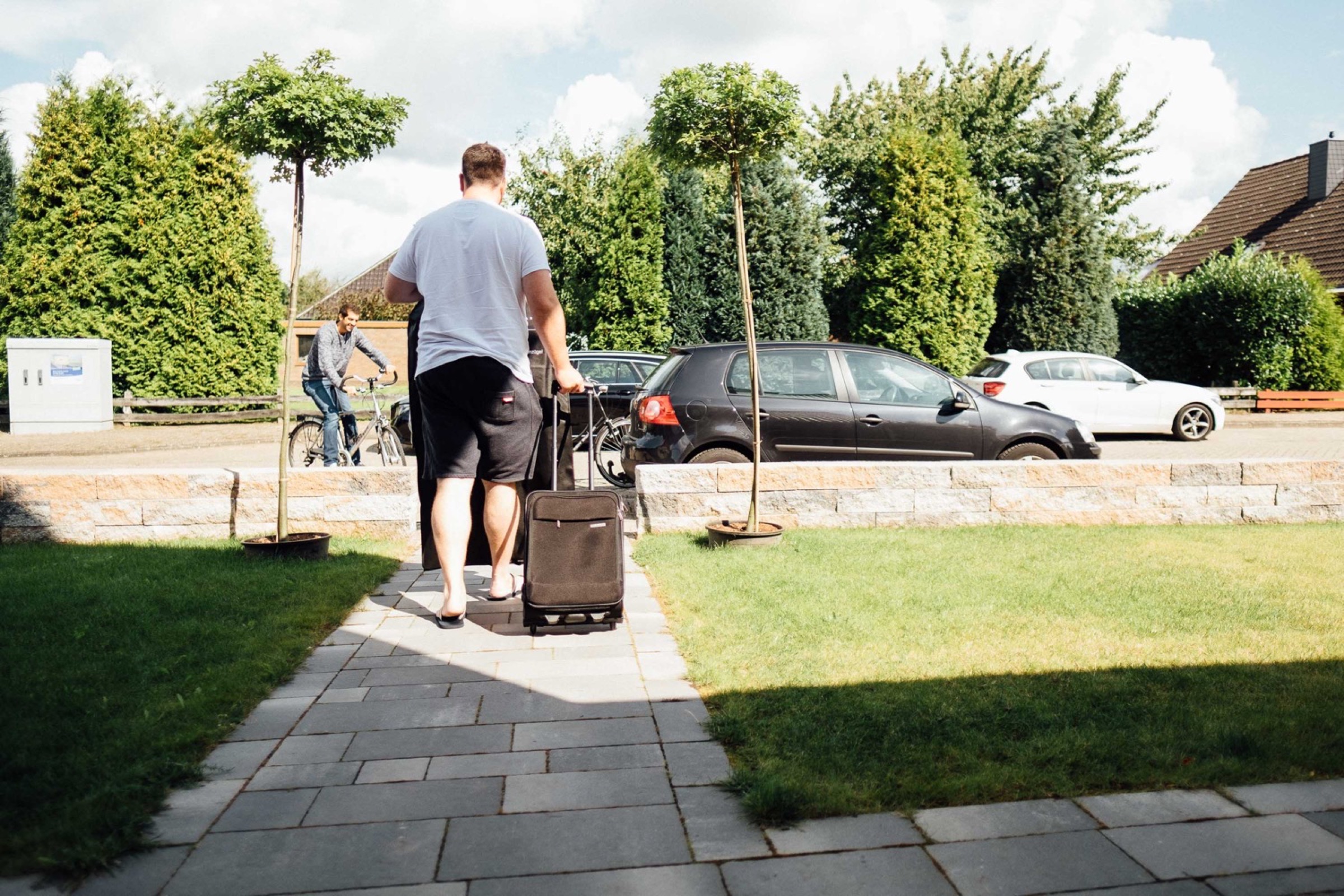 Hochzeit in Bremen: Bräutigam verlässt das Haus mit Koffer und Anzug über dem Arm