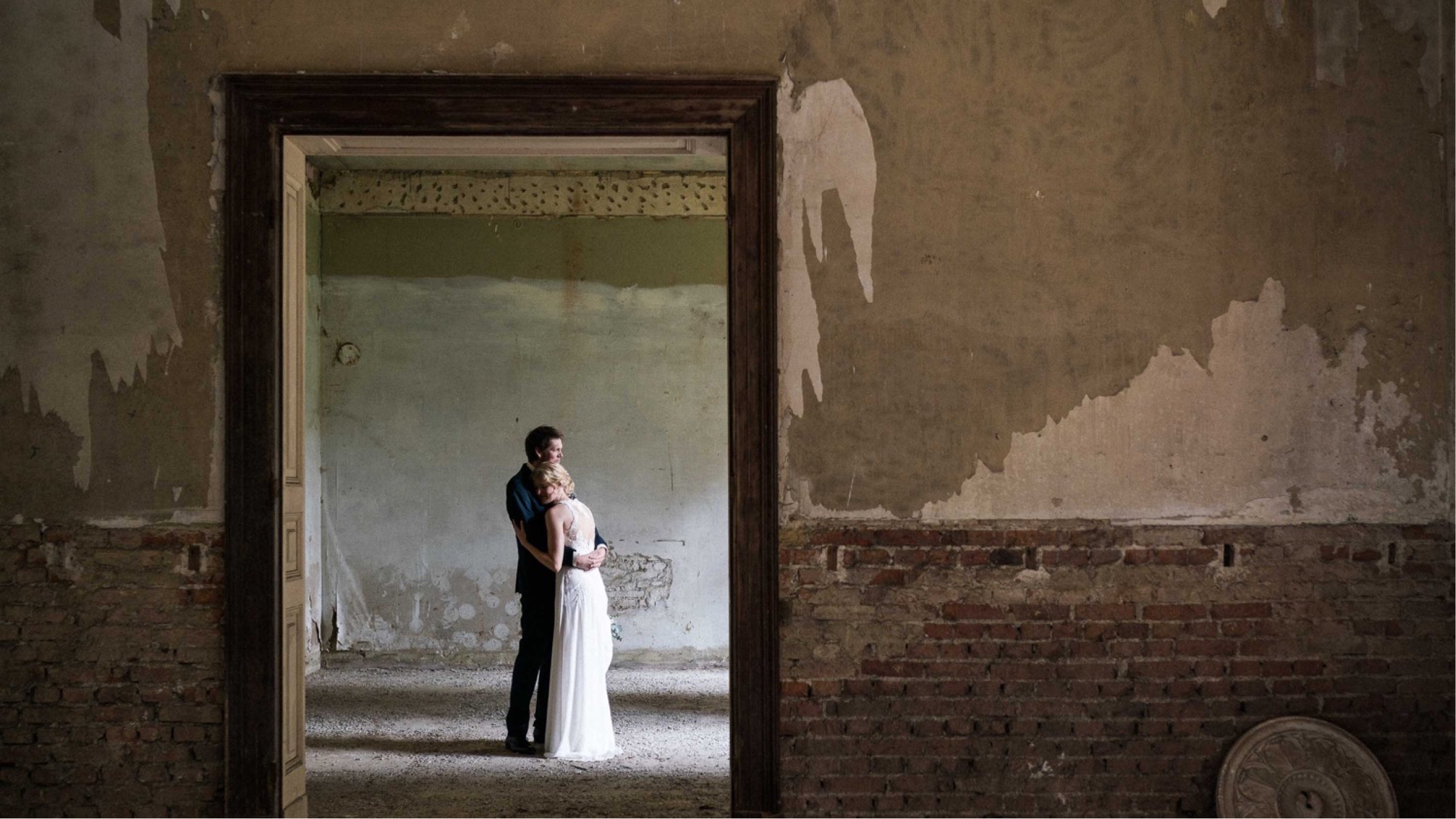 Hochzeit in Paderborn: Blick durch einen Türrahmen auf das Brautpaar