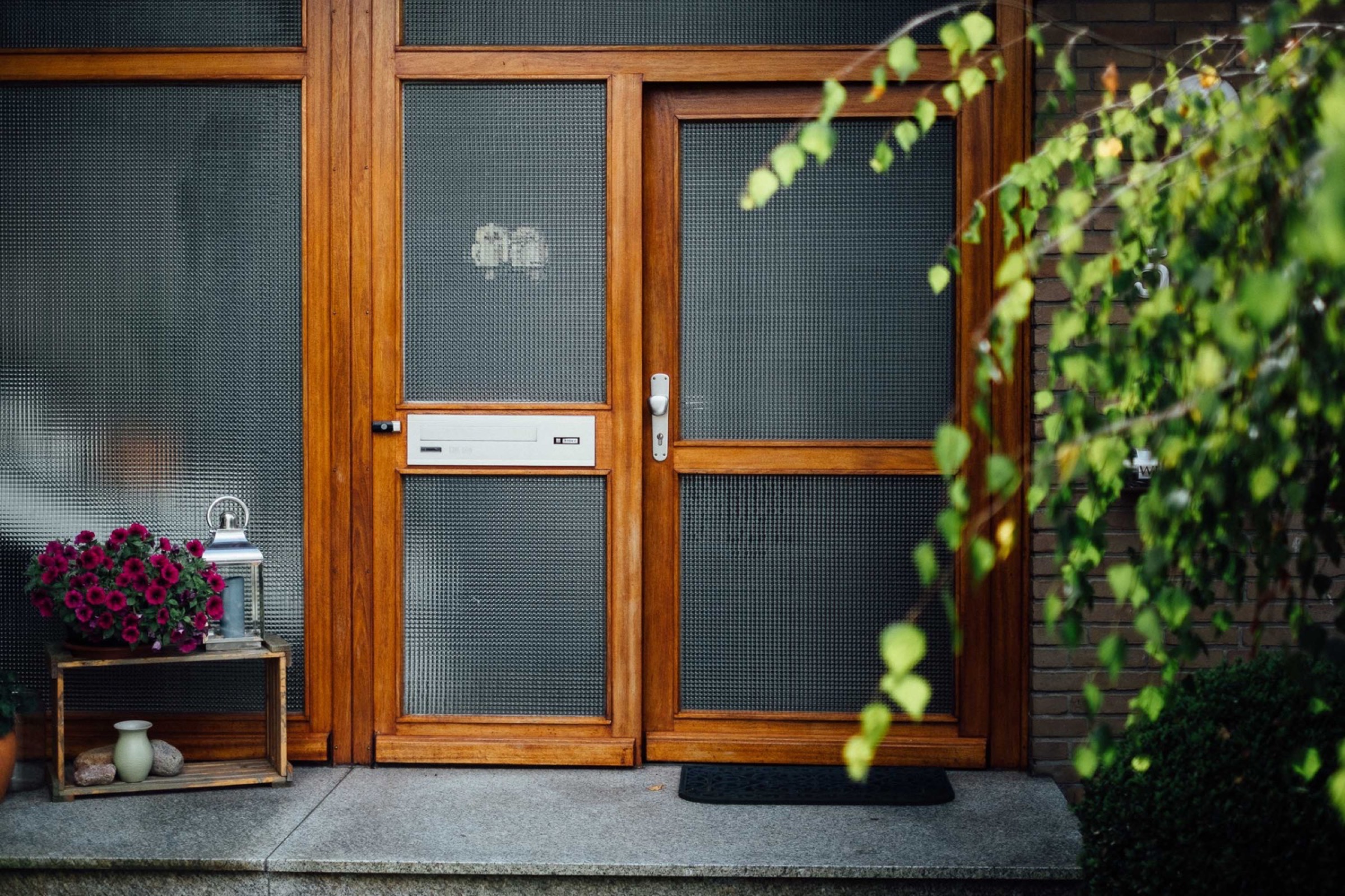 Hochzeit in Bremen: leicht offen stehende Haustür
