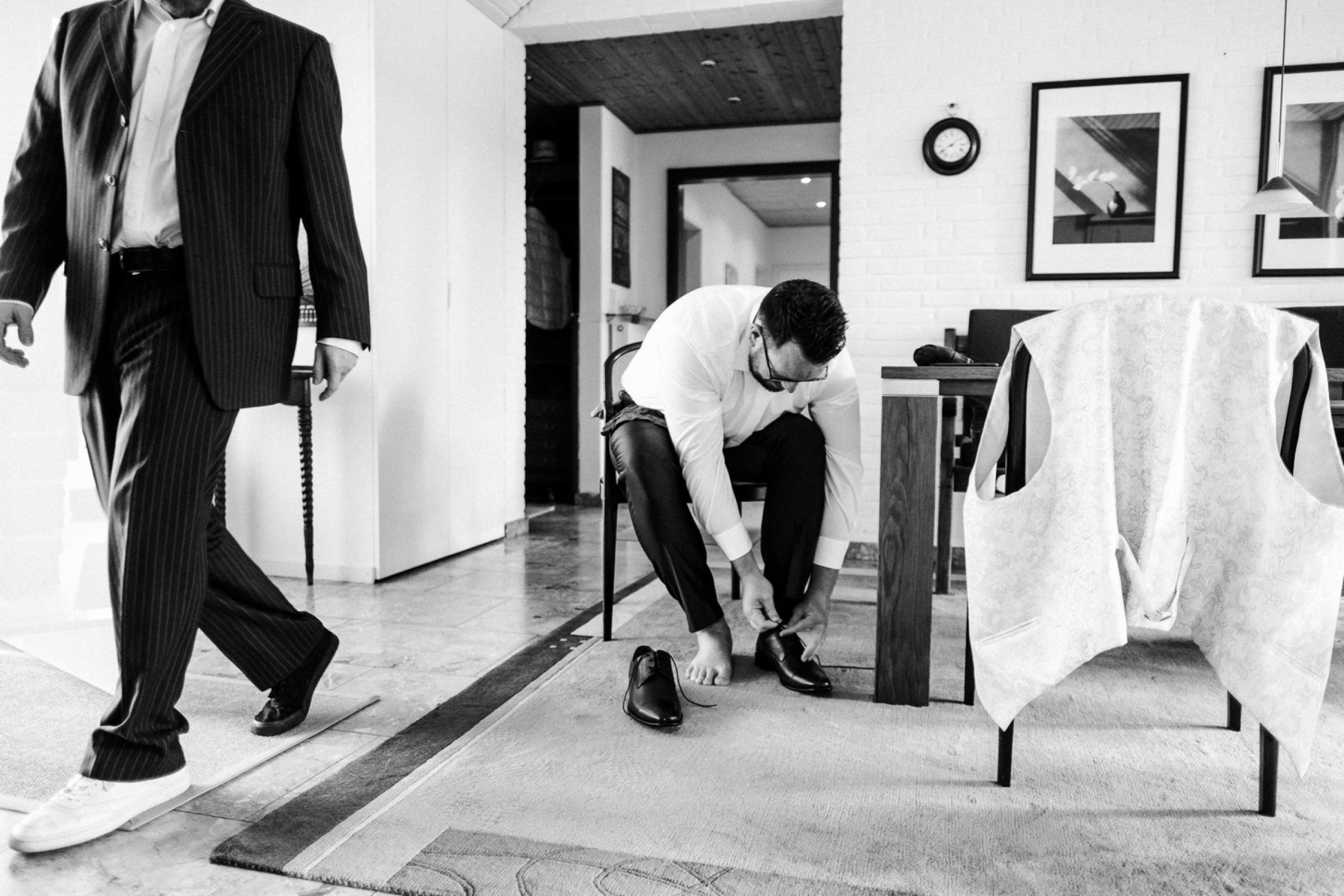 Hochzeit in Bremen: Bräutigam zieht sich die dunklen Lederschuhe an