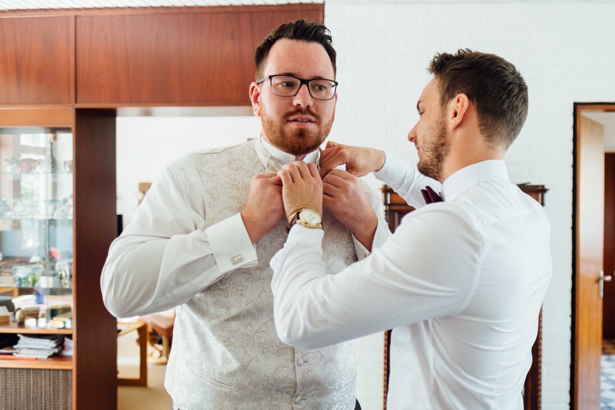 Hochzeit in Bremen: Trauzeuge bindet dem Bräutigam die Fliege