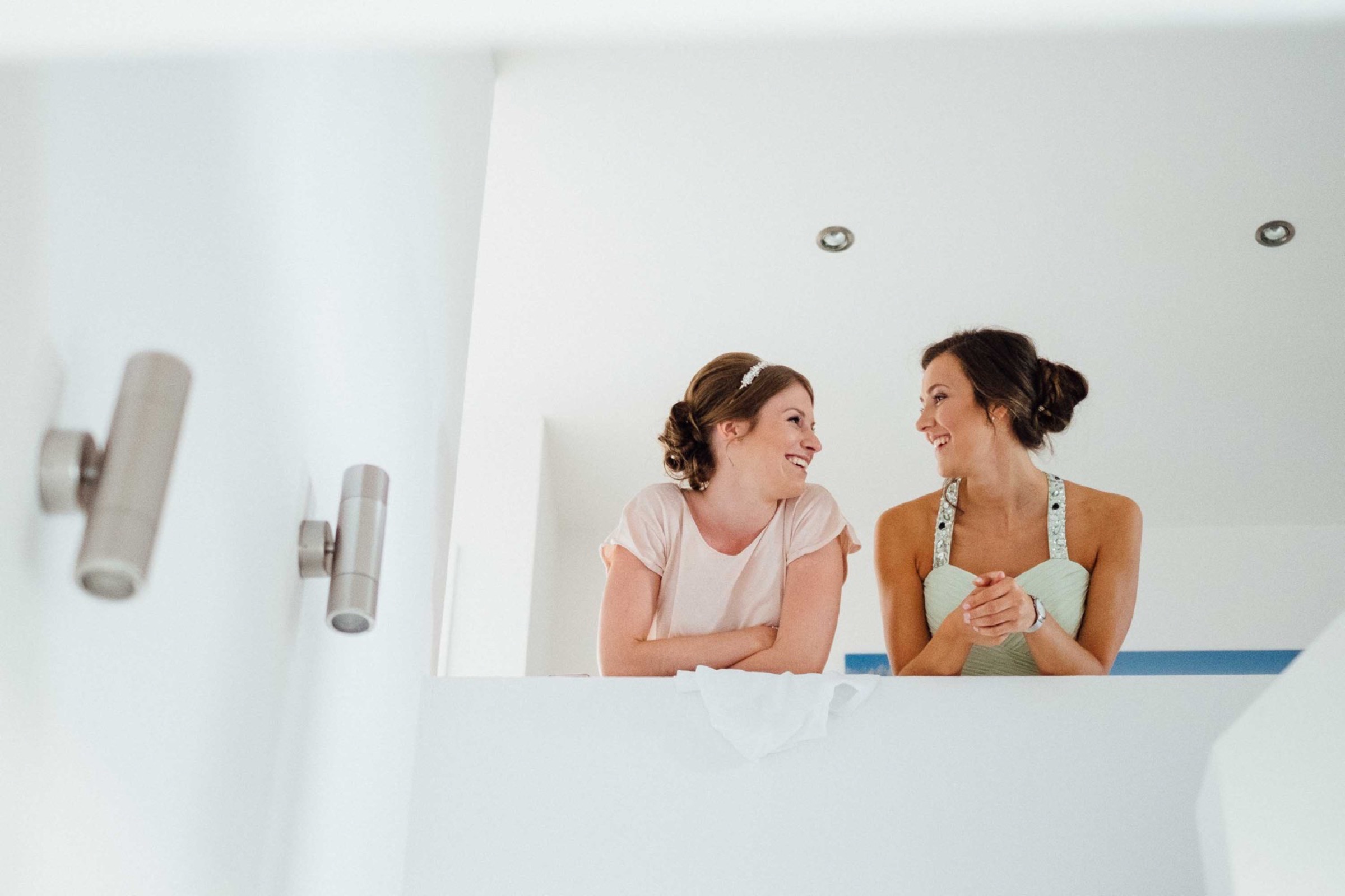 Hochzeit in Bremen: Braut und Trauzeugin strahlen sich an