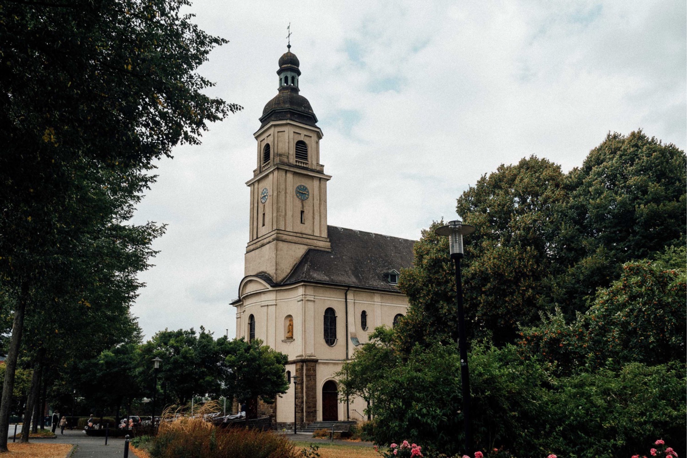 Herbsthochzeit: Blick auf die Kirche