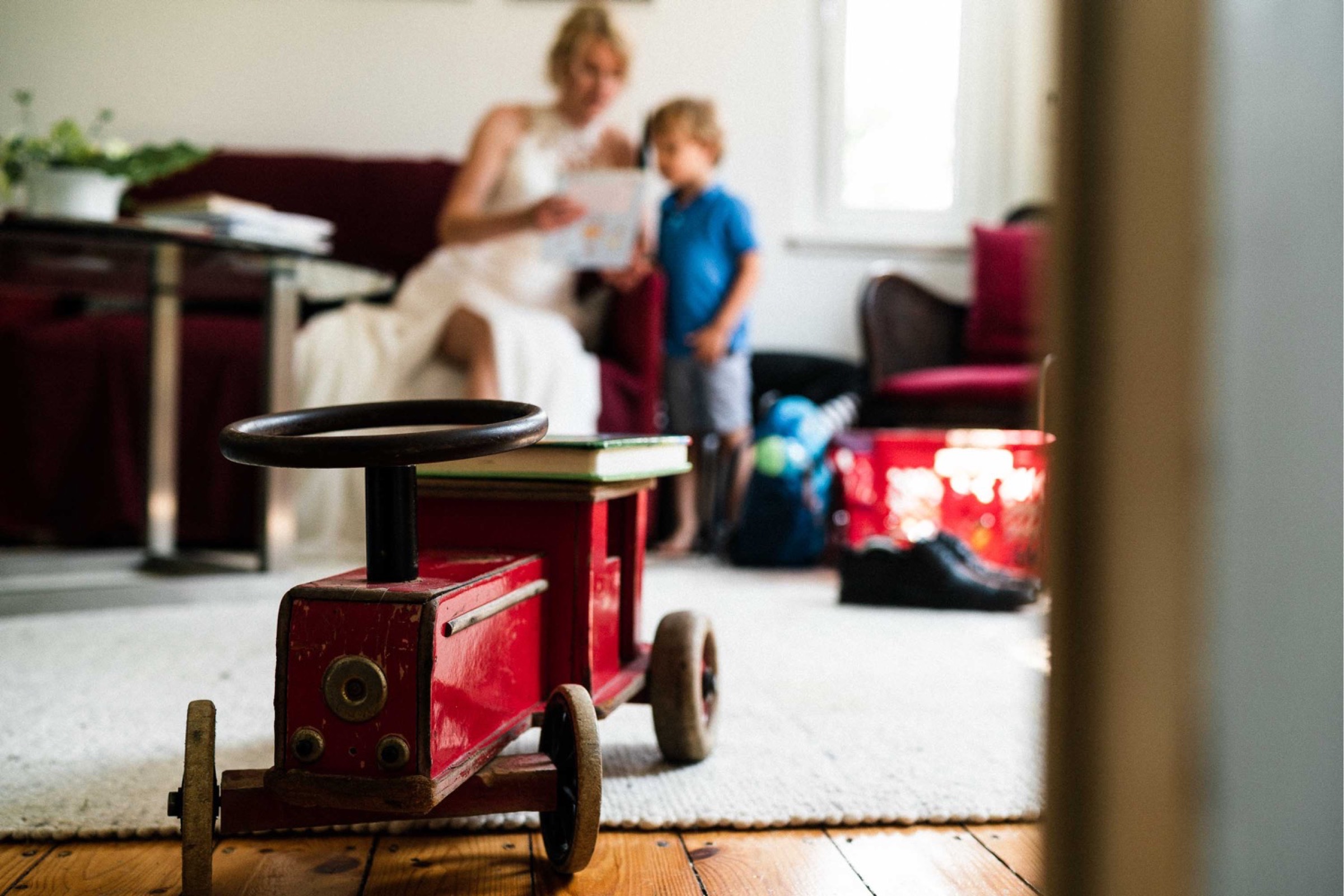 Hochzeit in Paderborn: im Vordergrund ein alter Holztraktor, im Hintergrund Braut mit kleinem Jungen