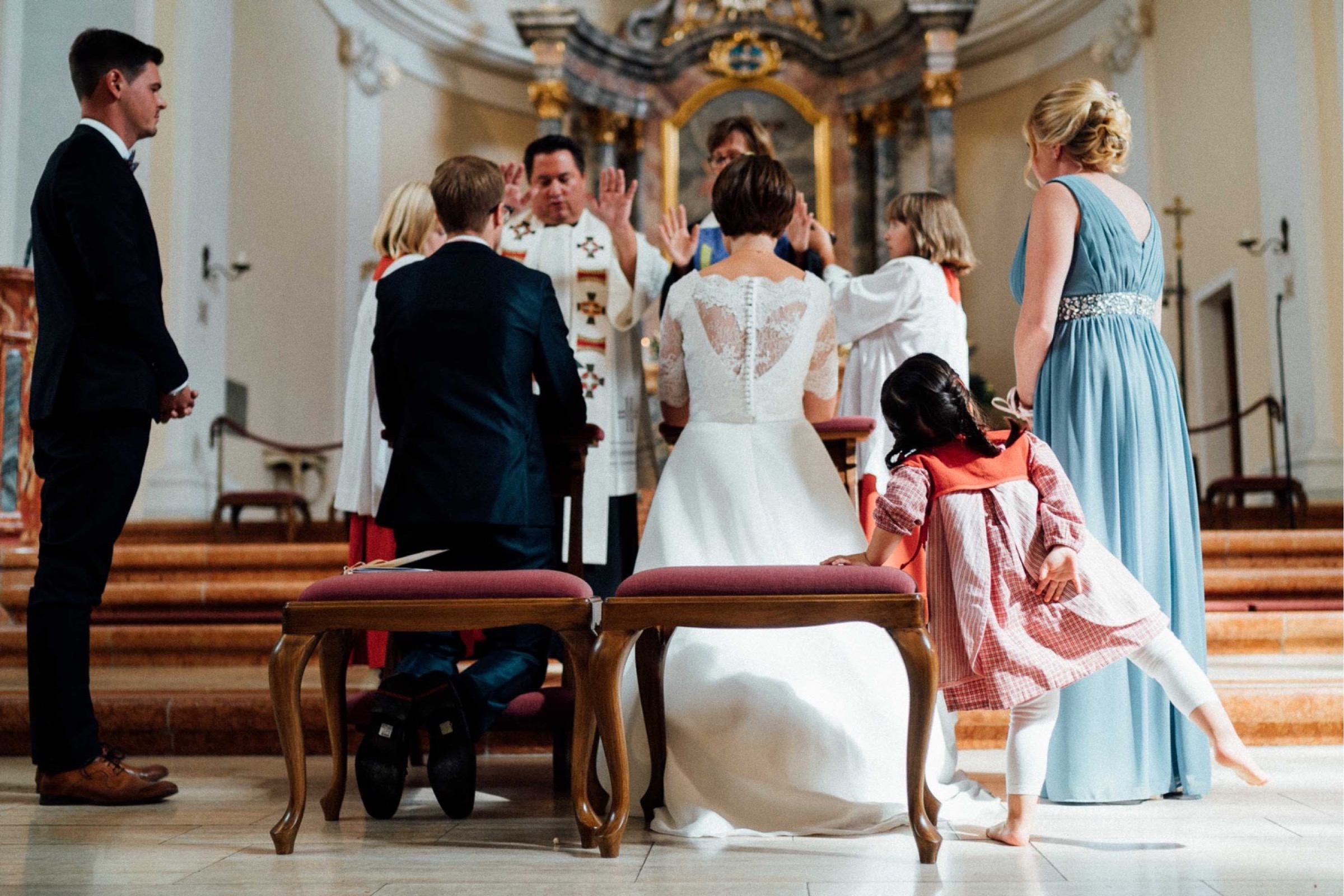 Herbsthochzeit: Brautpaar kniet vor dem Altar