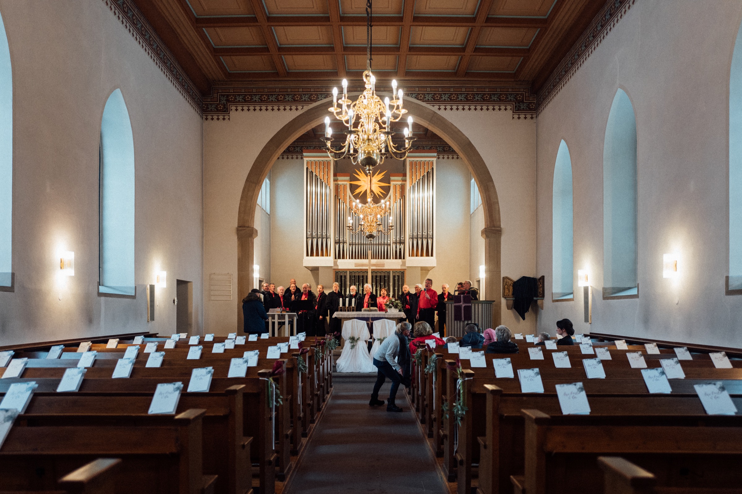 Winterhochzeit: Vorbereitungen für die Winterhochzeit in der Kirche