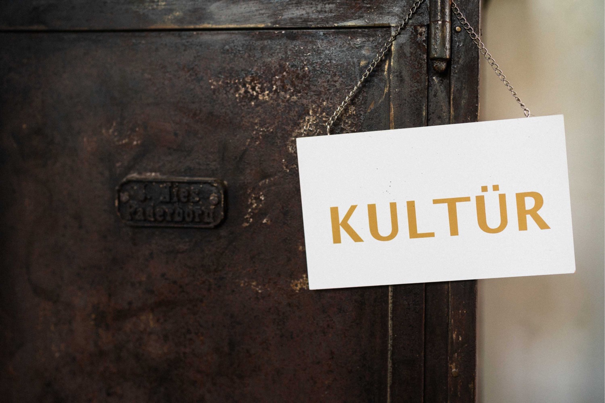 Hochzeit in Paderborn: Zettel mit der Aufschrift "Kultür" an einer alten Stahltür