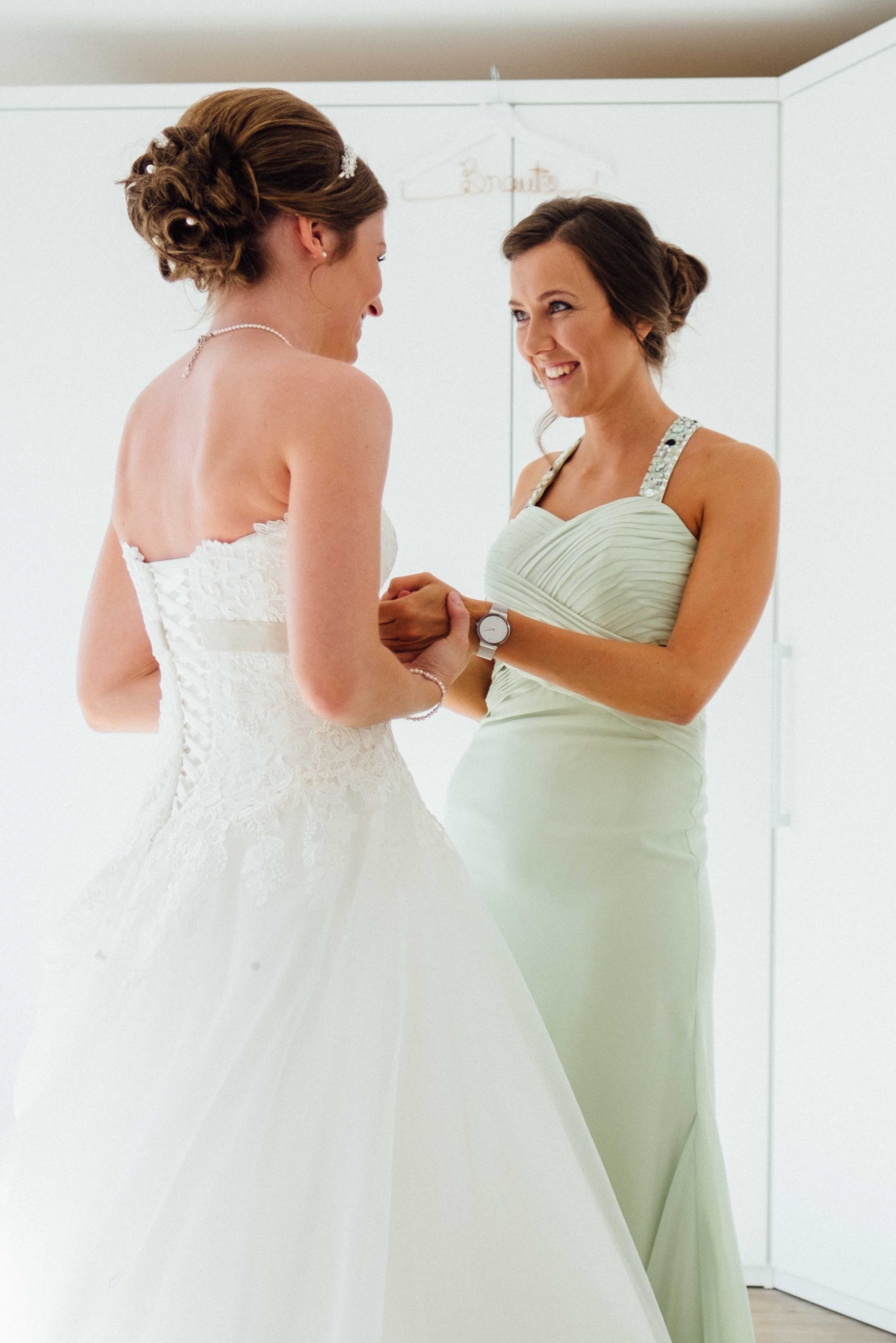 Hochzeit in Bremen: Braut und Trauzeugin halten sich gerührt die Hände