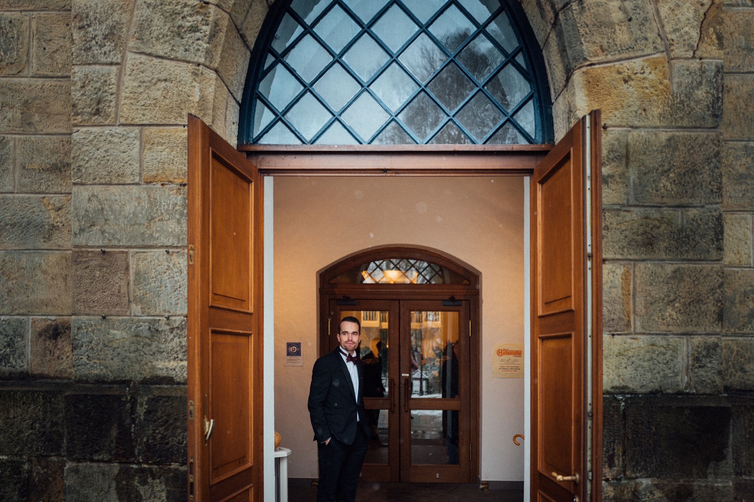 Bräutigam wartet am Eingang der Kirche