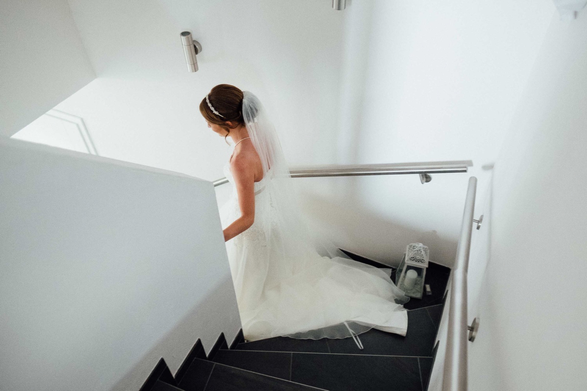 Hochzeit in Bremen: Braut steigt die Treppe ins Erdgeschoss hinab